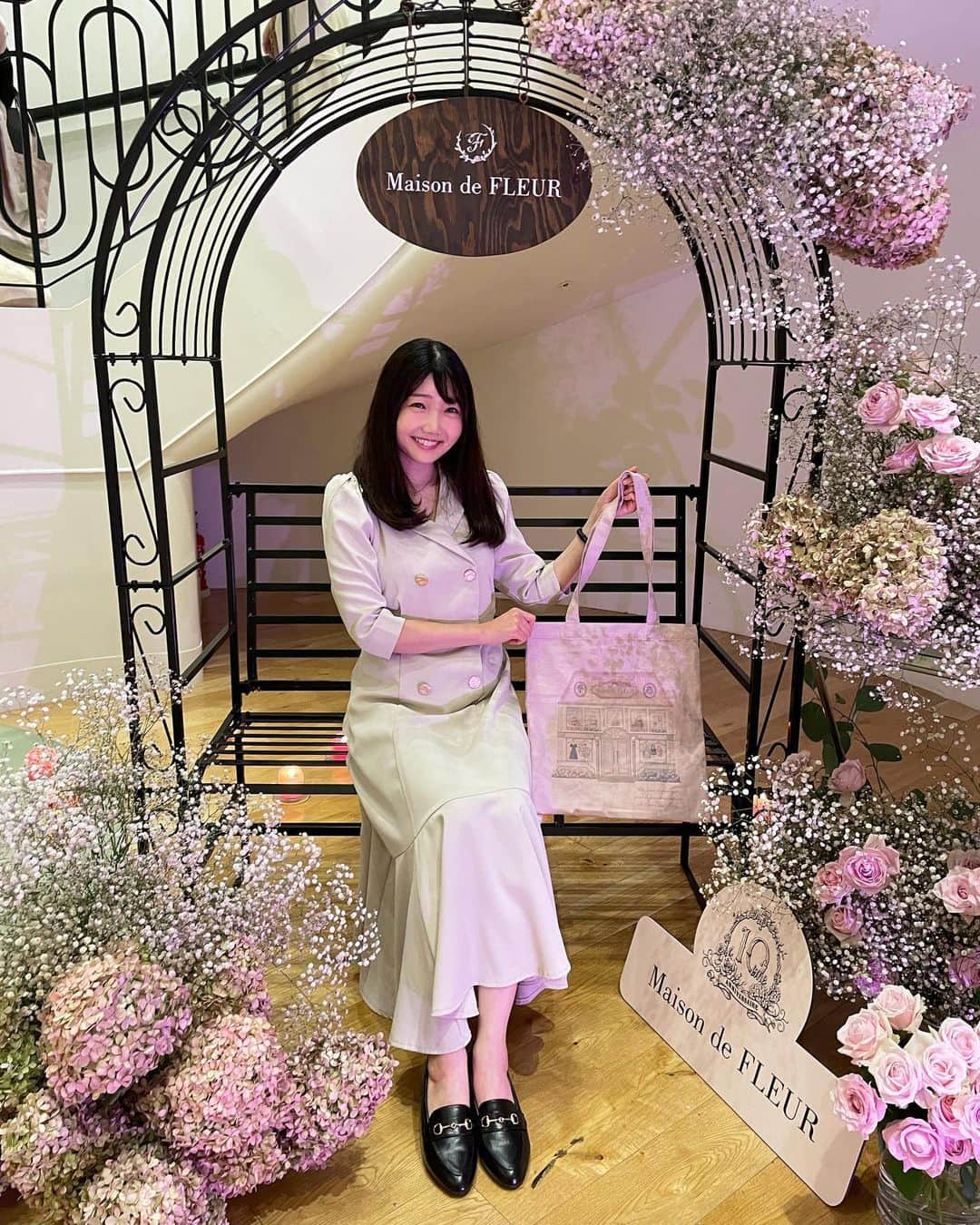 橘珠里さんのインスタグラム写真 - (橘珠里Instagram)「💐  メゾンドフルールさんの10周年イベントで着ていたコーデ⸝⋆  何件か質問をいただいたので紹介します🙇🏻‍♀️  ⧉ワンピース @tocco_closet   ※ 気に入っていて以前も紹介させていただいたアイテムです ただ、春ごろ発売していたので、今は完売してしまったようです…  ⧉ローファー @ropepicnic_official   ※こちらは最近購入しました @haruta_official_ とのコラボで、きちんと感と安定の歩きやすさです  お仕事後だったので、オフィスぽさも華やかさも兼ね備えたコーデにしてみたつもりです笑  あとはこの写真だと隠れているのですが、ドレスコードがお花モチーフだったので、イベントの時にはお花のイヤリングをしました⠉̮⃝︎︎♪  ご質問いただいた皆様ありがとうございます𖧷  #メゾンドフルール #トッコクローゼット #トッコ #ロペピクニック #ワンピースコーデ #オフィスカジュアル #通勤コーデ #パーティーコーデ #ハルタ #ローファー #きれいめコーデ #maisondefleur10 #maisondefleur #ropepicnic #tocco #toccocloset #haruta  #MY_HARUTA」10月29日 20時49分 - jurinu