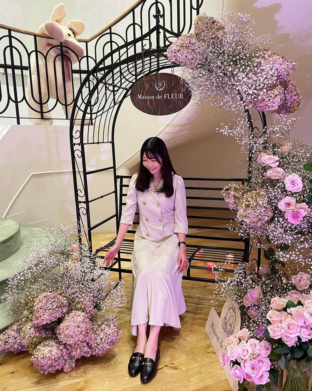 橘珠里さんのインスタグラム写真 - (橘珠里Instagram)「💐  メゾンドフルールさんの10周年イベントで着ていたコーデ⸝⋆  何件か質問をいただいたので紹介します🙇🏻‍♀️  ⧉ワンピース @tocco_closet   ※ 気に入っていて以前も紹介させていただいたアイテムです ただ、春ごろ発売していたので、今は完売してしまったようです…  ⧉ローファー @ropepicnic_official   ※こちらは最近購入しました @haruta_official_ とのコラボで、きちんと感と安定の歩きやすさです  お仕事後だったので、オフィスぽさも華やかさも兼ね備えたコーデにしてみたつもりです笑  あとはこの写真だと隠れているのですが、ドレスコードがお花モチーフだったので、イベントの時にはお花のイヤリングをしました⠉̮⃝︎︎♪  ご質問いただいた皆様ありがとうございます𖧷  #メゾンドフルール #トッコクローゼット #トッコ #ロペピクニック #ワンピースコーデ #オフィスカジュアル #通勤コーデ #パーティーコーデ #ハルタ #ローファー #きれいめコーデ #maisondefleur10 #maisondefleur #ropepicnic #tocco #toccocloset #haruta  #MY_HARUTA」10月29日 20時49分 - jurinu