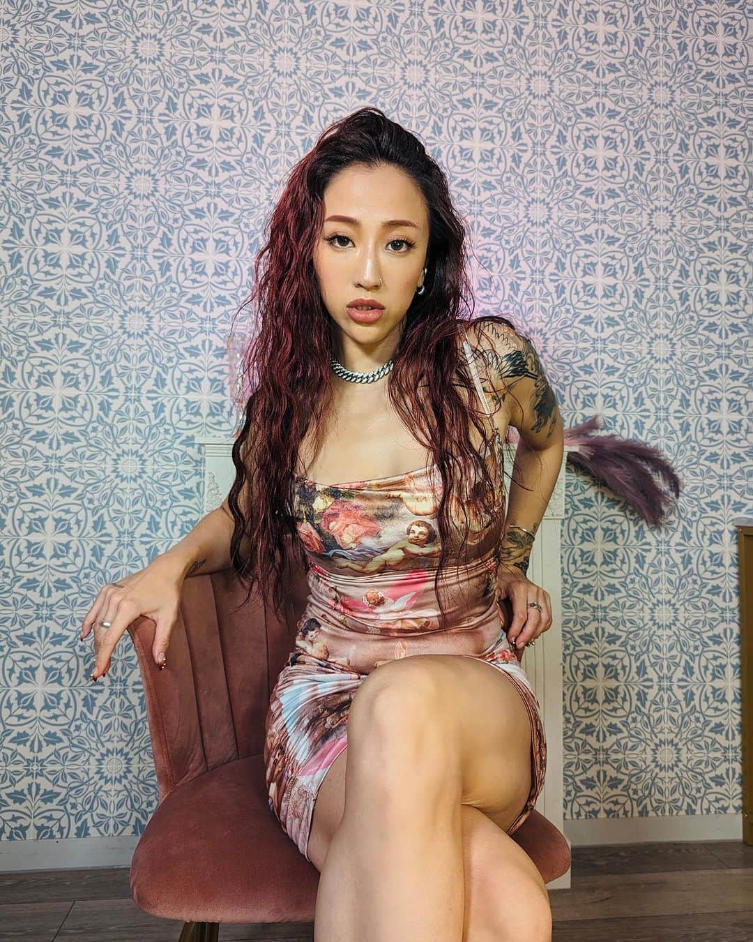 JASMINEのインスタグラム：「普段からHIFUでお世話になってる @sin_bodymake @wax_sin_ami に今回はスキンケアで行ってきた🐈‍⬛🩵🫧 エアバリ🌬️は、ジェットエアーで皮膚の奥まで美容液を届ける施術。ダウンタイムなし！その日のうちにうるうるぷるぷる🩵」