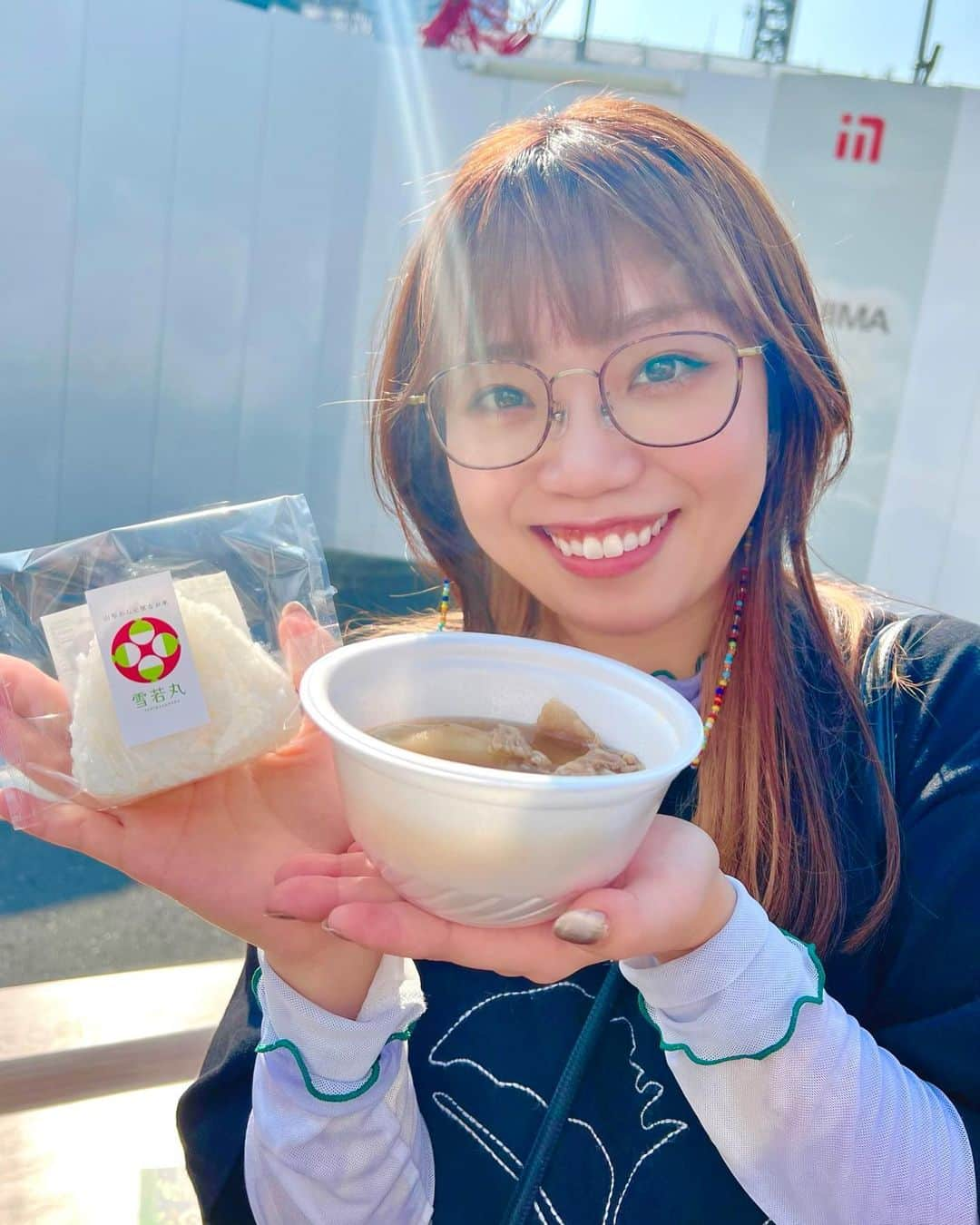 朝倉さやのインスタグラム：「「なかの東北絆まつり」さ♩  1〜7：芋煮(中野×大鍋いがたー❤️‍🔥)、お米、玉コン、サラミ、どんどん焼き、米沢牛、マッシュルーム、でん六豆、などなど山形のんめもの大集合〜😍 東京で山形を感じられるあて嬉し楽しっけし、沢山の人が山形のんめものを美味しそうに楽しそうに食べてるのを見てなんだか誇らしくもなりました🥲🫶  イートインスペースで全然知らない隣の人と話がはじまる空気感も 東北のあったかさが作り出してくれた時間で、ほっこりほかほかだっけ🍐  8.9：お店の人がとにかく今日のホタテが最高な事とか、昔と今のイガ🦑のお話を津軽訛りで熱弁してくれてウキウキマシマシ♩ 上がりに上がったハードルを余裕で超える美味しさだっけー！磯の香り🥲🤍  10：山形花笠踊りはやっぱり美しいっけし、各県どのお祭りも大感動〜😭👏  東北の元気は皆ばやさしく、元気にすっずーーー💪❤️‍🔥  山形：#山形花笠まつり 宮城：#仙台すずめ踊り 福島：#福島わらじまつり 岩手：#盛岡さんさ踊り 青森：#黒石よされ・#青森ねぶた祭 秋田：#秋田竿燈まつり  #なかの東北絆まつり 東北の魅力満載の、強くてハートフルなすんばすいお祭りだっけ🌈🌈🌈  #東京 #中野 #山形 #青森 #秋田 #岩手 #宮城 #福島 #祭り #芋煮 #はながたベニちゃん #雪若丸 #マッシュルーム #玉コンニャク #でん六 ✒️#山形市のお宝広報大使 #朝倉さや #Japan #Nakano #Tohoku #japanesefood #sayaasakura」