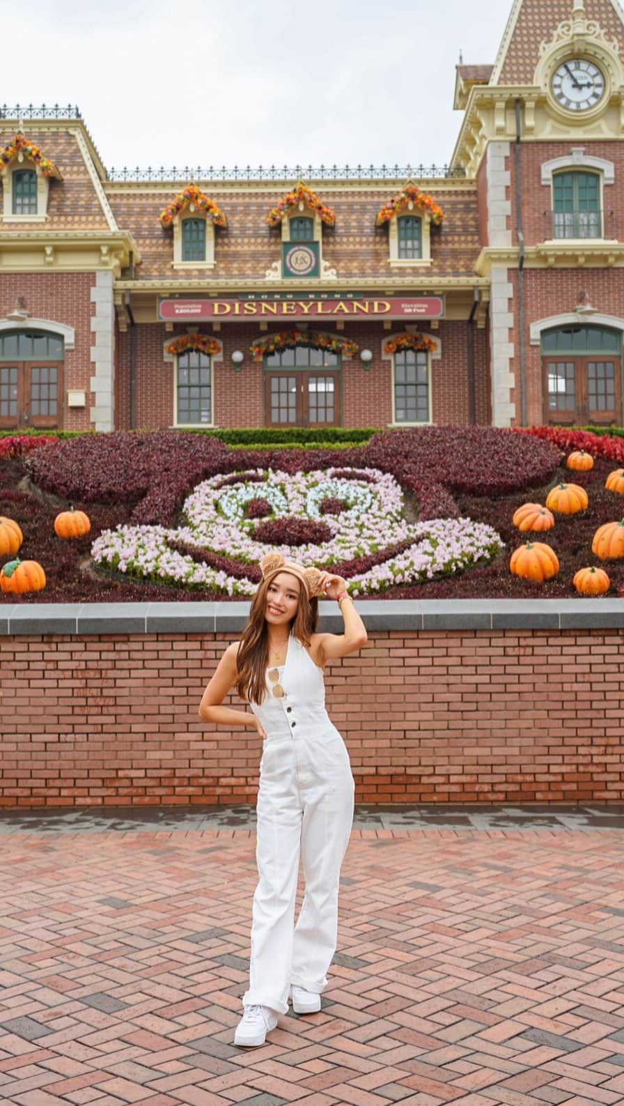 羽石杏奈のインスタグラム：「Who loves Disney??🏰🎨💓✨  数年ぶりのディズニーランドだったんだけど、 やっぱりディズニーの世界観と空間はわくわくするねー❤️‍🔥 来月公開の世界初(!)アナと雪の女王エリアもちょっとだけ🫣❄︎   #hongkongdisney #香港ディズニーランド」