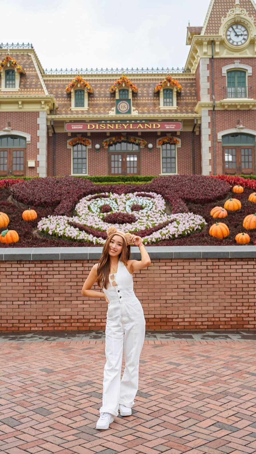 のインスタグラム：「Who loves Disney??🏰🎨💓✨  数年ぶりのディズニーランドだったんだけど、 やっぱりディズニーの世界観と空間はわくわくするねー❤️‍🔥 来月公開の世界初(!)アナと雪の女王エリアもちょっとだけ🫣❄︎   #hongkongdisney #香港ディズニーランド」