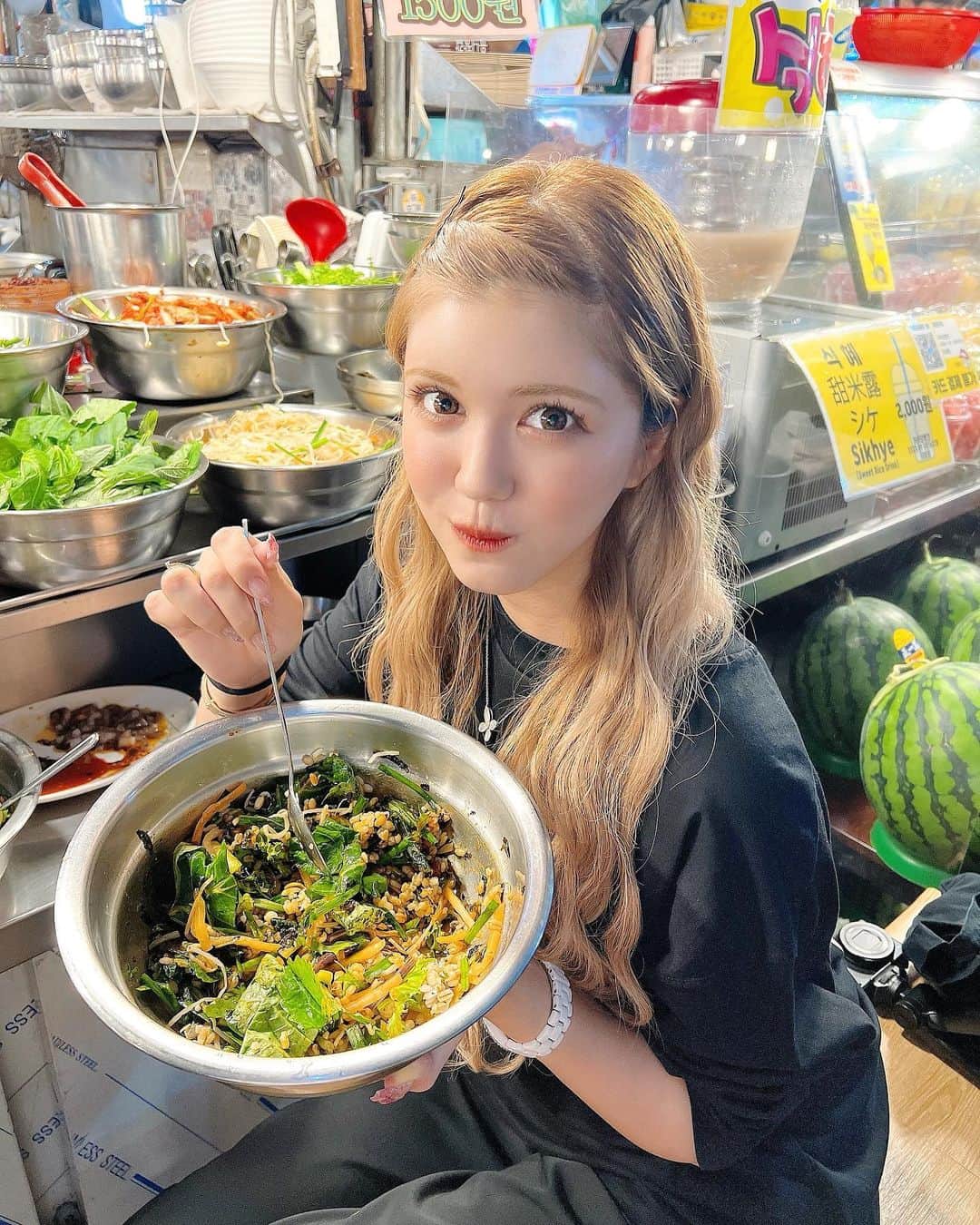 紗蘭のインスタグラム：「初の広蔵市場に!!!😍 ママが行きたいって言ってて連れてってもらったら、めーっちゃ楽しい！やばい！😍✨ ずっと食べてみたかった野菜たっぷりのビビンバ絶品すぎた🥗 他にも色々食べたけど全部美味しかったから韓国行く時は毎回行きたいな🤭 #広蔵市場 #韓国 #韓国グルメ」