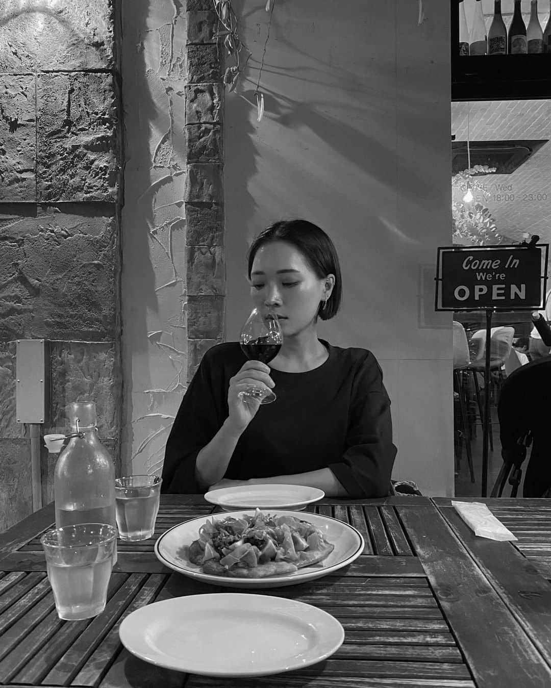 のインスタグラム：「📍沖縄／Okinawa オススメしてもらった アメリカンビレッジ内のイタリアンに行ってきた🫰🏻  大好きな沖縄で、大好きな家族と 大好きなワインを飲みながら美味しいご飯☺️  幸せな時間でした❤️❤️❤️  🍴Osteria La Pesciolina  ． ． ． ． ． ． ． #osterialapeciolina #オステリアラペッショリーナ #ワイン #イタリアン #アメリカンビレッジ #沖縄 #沖縄旅行 #沖縄観光 #北谷 #夏の思い出 #家族旅行 #子連れ旅行 #国内旅行 #旅行 #観光 #旅スタグラム #旅の思い出 #こどものいる暮らし #ママ #ママライフ #女の子ママ #大阪ママ #関西ママ #ママスタグラム #momlife #okinawa #japan #trip #travel #travelgram」