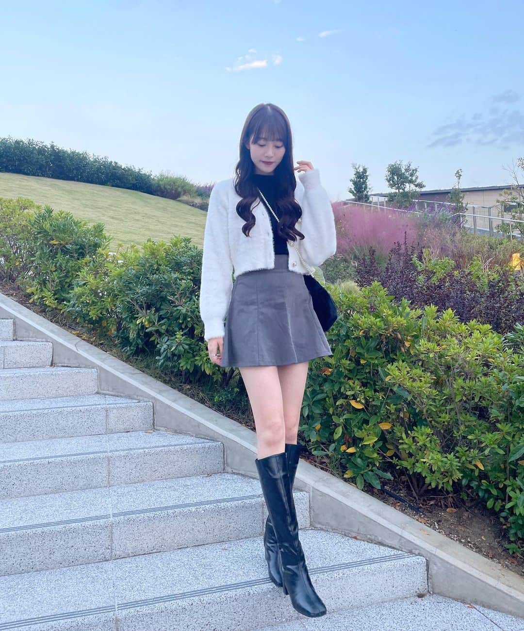 松村キサラさんのインスタグラム写真 - (松村キサラInstagram)「・ もうすぐ10月も終わりだね〜 今くらいの季節が1番好き🫶🏻 ロングブーツが履けるようになって嬉しい！！  #秋コーデ #カーディガン #カーディガンコーデ #ロングブーツ #ミニスカート  #秋冬コーデ」10月29日 20時42分 - kisara_official