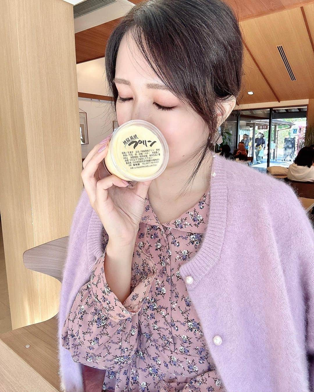 浅井麻里さんのインスタグラム写真 - (浅井麻里Instagram)「❤︎秋冬コーデ❤︎ ⁡ 101匹わんちゃんのクルエラコーデ❤︎🐩 ⁡ このペプラムジャケット、珍しいデザインだし ふわっふわのファーが綺麗で素敵✨ ⁡ @andon_jionestore の展示会でオーダーした 秋冬アイテムが届いたからコーデ投稿♬👗 ⁡ 🖤ペプラムジャケット @threefourtime_official Aラインのペプラムデザイン×レザージャケットの組み合わせで 女性らしさもありながらかっこいい！ 艶やかなファーが上品❤︎ ⁡ 💗フォックスカシミヤ 前後2way ルーズカーデニット @jines_official ゆるっとカーディガンとしても着られるし、 背中側でボタンを閉めたらトップスとしても着られる2way✨ 軽くて柔らかな肌触りが特徴のフォックスと、 なめらかで繊細なカシミヤブレンドでとっても着心地いい💕☺️ ⁡ 🤎ウールリバーピーコート @titeinthestore_official まずこのくすみピンクがツボ💕 お尻が隠れる丈感で、上質感やボリューム感が可愛い！ ⁡ ⁡ #PR #threefourtime #スリーフォータイム #jines #ジネス #titeinthestore #ティテインザストア #tite_code #秋冬コーデ #ディズニーヴィランズ #ヴィランズ #秋コーデ #冬コーデ #ヴィランズコーデ #クルエラ #クルエラコーデ #disneyvillains #ジャケット #ニットコーデ #ピーコート #大人可愛いコーデ #ディズニーコーデ #ディズニーバウンド #101匹わんちゃん」10月29日 20時43分 - mari_asai_625