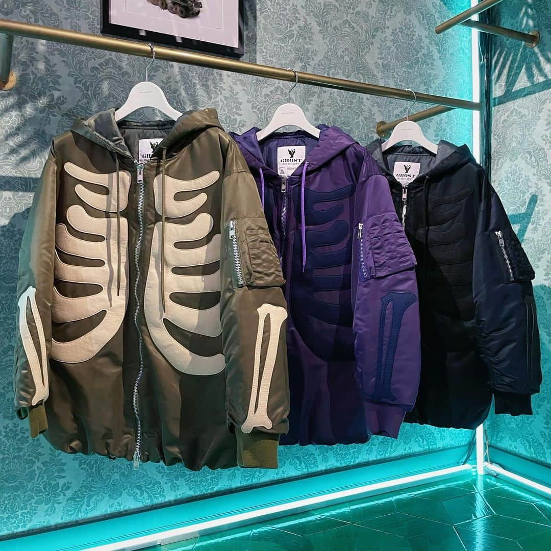 ミルクボーイさんのインスタグラム写真 - (ミルクボーイInstagram)「MILKBOY 2023 WINTER COLLECTION  SKULL BOMBER JK ¥59,950-.  "GHOST ARMY" シリーズより、骨をイメージしたフェルトの切り替えデザインと、ボリュームのあるシルエットが特徴のボンバージャケットが入荷しました🪖⚡️🦴  #milkboy」10月29日 20時44分 - milkboyharajuku