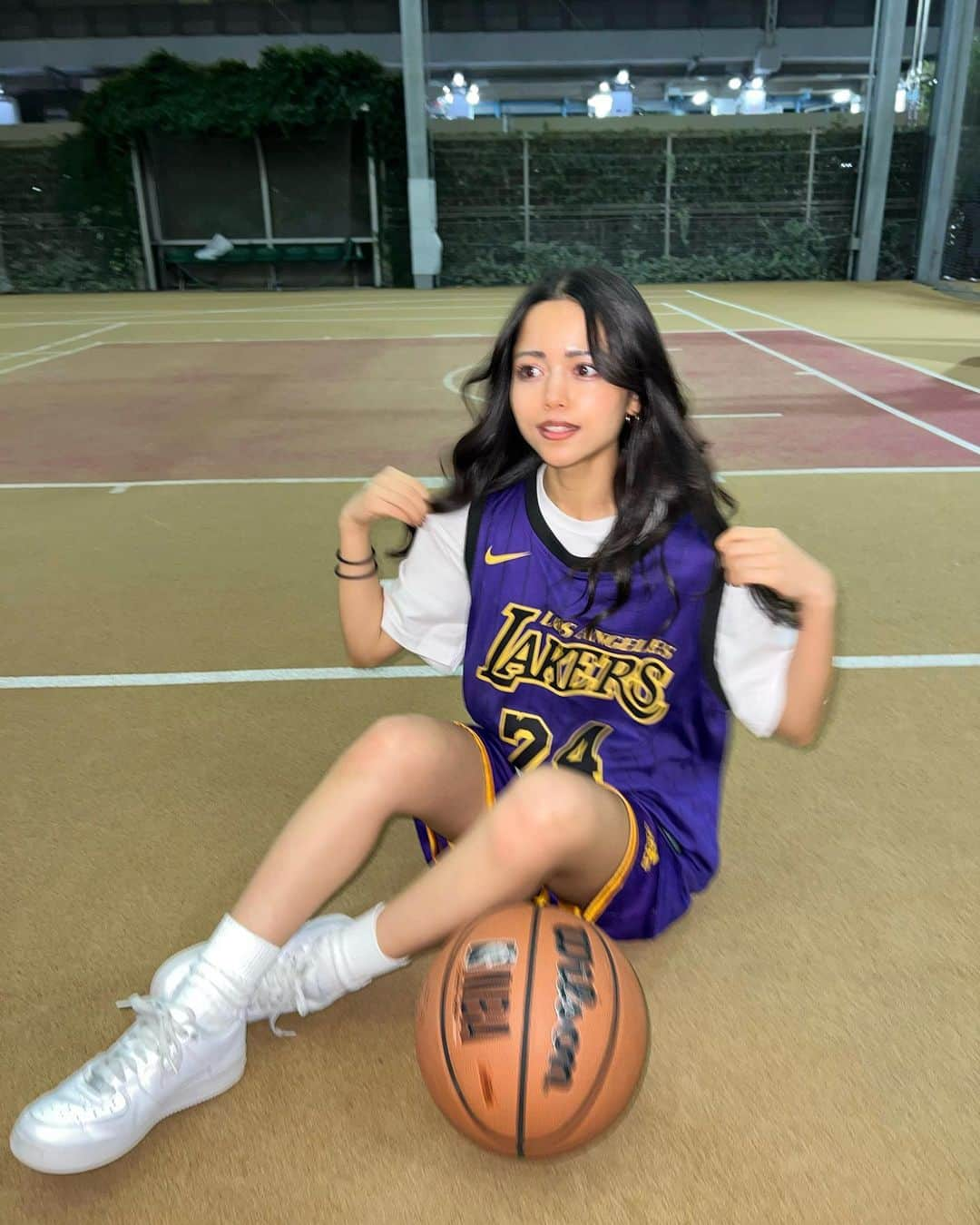 サラ・コールディのインスタグラム：「いっぱい撮ってもらったからいっぱい載せる⛹🏻‍♀️🏀💜✨ バスケ楽しかった〜！！！！！ 4.5時間はやってたな笑 こんなに完璧な格好してたもんだから初めましての人たちからはめちゃくちゃ上手そうと恐れられてました。(初心者やで♡笑) ただ今絶賛筋肉痛🦵🏻🦵🏻💜」