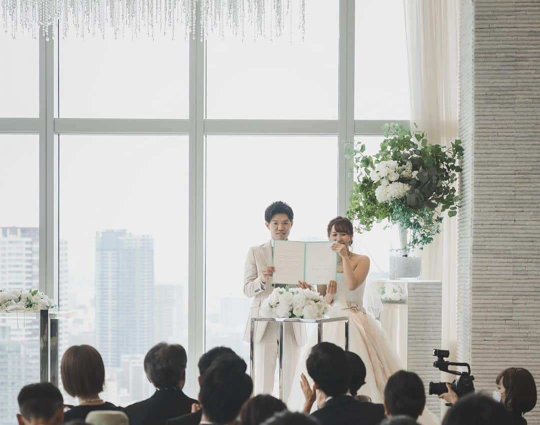 さんのインスタグラム写真 - (Instagram)「【人前式】💒💞 おふたりの結婚の誓いを神仏に立てる代わりにゲストの皆様に証人となってもらうスタイル  #lagunaveilpremier #ラグナヴェールプレミア #令和婚#2023夏婚#2023秋婚 #2023冬婚#2024春婚#2024夏婚 #2023wedding #2024wedding #wedding#結婚式#関西結婚式#大阪駅直結 #結婚式場#大阪結婚式場#ウェディング #大阪プレ花嫁#関西花嫁 #プレ花嫁#卒花嫁#大阪花嫁 #オリジナルウェディング #ウェディングコーディネート #ウェディングレポ #ブライダルフェア #届かない想いはない #dlw #エスクリ#ラグナプリエ」10月29日 20時46分 - lagunaveil.premier