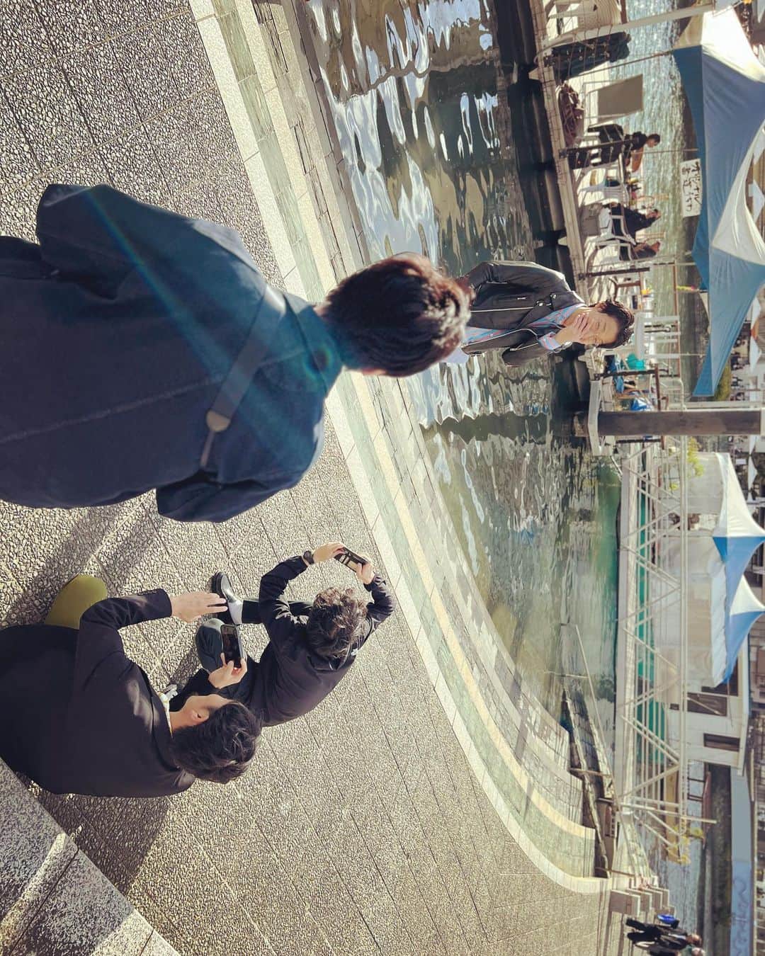 山田健人さんのインスタグラム写真 - (山田健人Instagram)「徳島でのホール営業 舞台の合間、空き時間 近くではアニメイベント「マチアソビ」開催中  キャラクターに仮装した人ばかりがいると聞きつけ 行ってみることに  たくさんのコスプレイヤーがいた みんなカメラで写真を撮られていた 人気のある人には行列ができていた  僕のファッションももしかしたら誰かのキャラクターのコスプレに該当するのではないか  検証してみようとなり  先輩方が僕に列を作って並び 写真撮影を開始  誰一人近付いてこなかった  ただただ芸人達が芸人を撮りまくる  謎の撮影会  少し寂しい思いをした  少し寂しい思いをすると言えばサウナ  サウナは混んでいたら嫌だが  誰もいなければ  それはそれで寂しいものである  今では一人用サウナまでできているが  僕はそこまで魅力を感じない  あのサウナ室に人がいるが  静かにジッとしているのが  グッとくる  西荻窪の”ROOF TOP”（ルーフトップ）  ここを初めて体感した時は感動した  混んでいる  人はたくさんいるのである  なのに  【静寂】  完璧な静寂が保たれている  全員が声を発さず  挙動も静か  屋外に整い椅子がたくさん並んでいて  みんな静かに整っている  極上のサウナマナーをみて  感動に打ちひしがれた  行ったことがないのでわからないが  天国ってこんな感じなのかなと思った  まさに極楽浄土  感謝でした  #山田とサウナ #マチアソビ」10月29日 20時46分 - runnykento