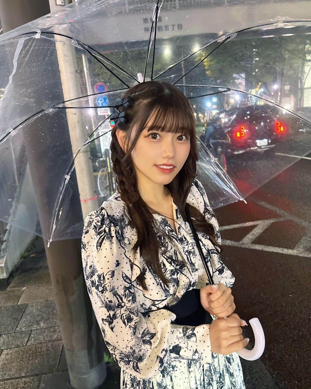 大場結女のインスタグラム：「☂️  👗　@anmille.official   #雨#雨の日#雨の日デート #ワンピース#ワンピースコーデ #髪型#ヘアアレンジ#三つ編み#みつあみアレンジ #アンミール #anmille」