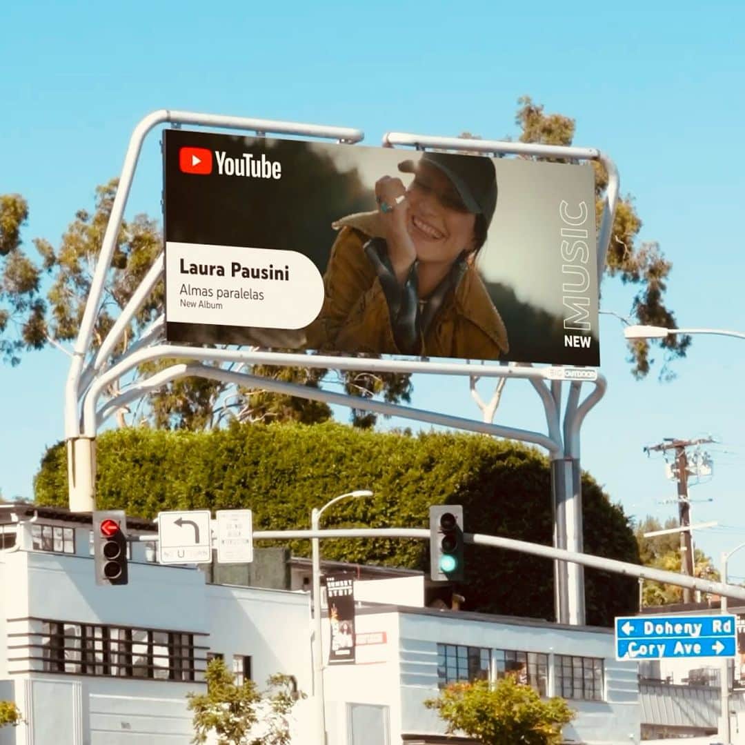 ラウラ・パウジーニのインスタグラム：「California dreaming with Almas Paralelas in Los Angeles! 🌴🩷   Thanks @youtubemusic   #AnimeParallele #AlmasParalelas」