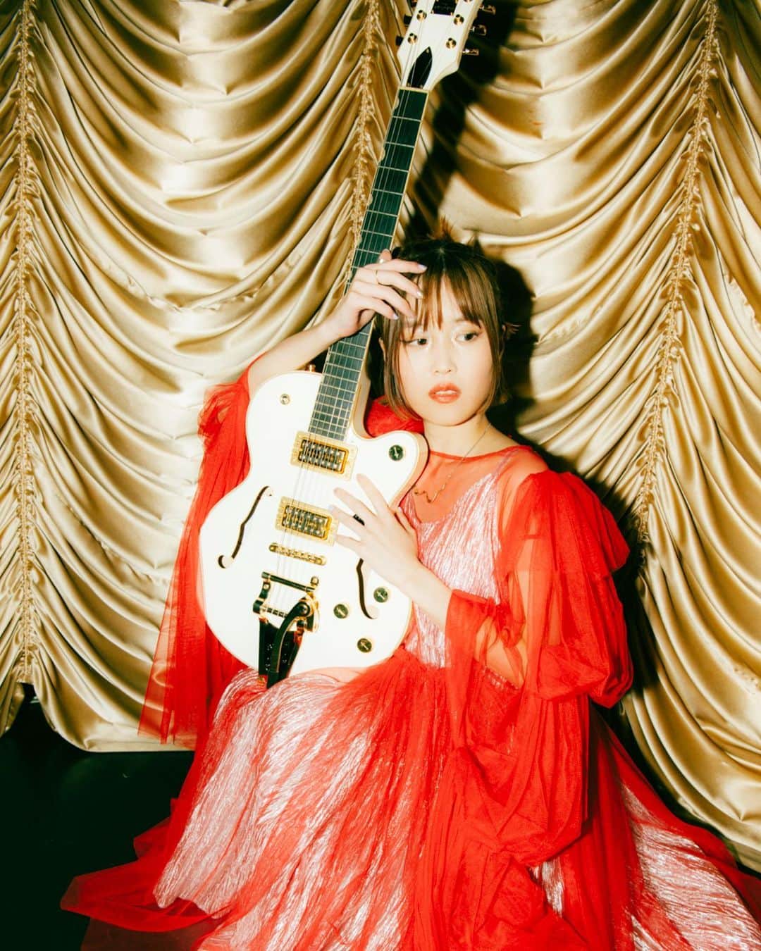Reiさんのインスタグラム写真 - (ReiInstagram)「🥀ROUGE DREAM🥀  photo: Kana Tarumi beauty: Haruka Miyamoto guitar: Gretsch Broadkaster clothes: microwave styling: Rei and Masa  🥀」10月29日 20時49分 - guita_rei