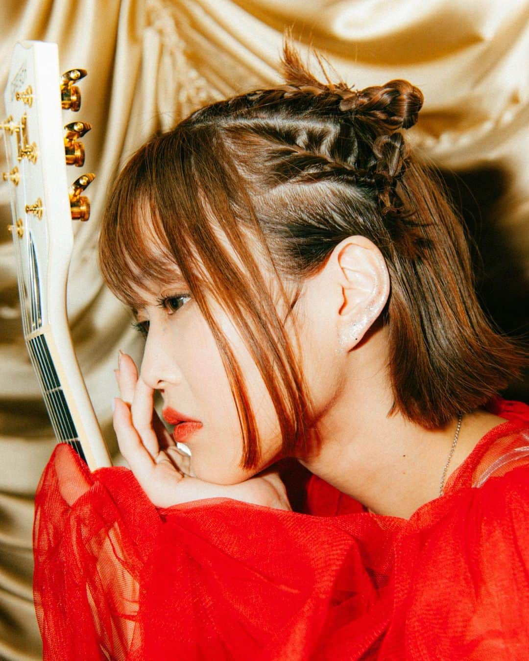 Reiのインスタグラム：「🥀ROUGE DREAM🥀  photo: Kana Tarumi beauty: Haruka Miyamoto guitar: Gretsch Broadkaster clothes: microwave styling: Rei and Masa  🥀」