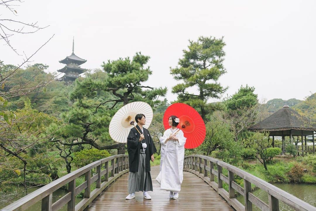 スタジオAQUA 横浜店さんのインスタグラム写真 - (スタジオAQUA 横浜店Instagram)「. . . . 秋雨の三溪園🌱 . . . Photogrpher : Ryohei Matsumoto . . . @studioaqua_yokohama  @decollte_weddingphoto @studioaqua_yokohama.ekimae  @d_weddingphoto_jp  ・ ・ #weddingphoto  #weddingphotography  #hairmake #웨딩드레스 #신부 #撮る結婚式  #チェリフォト  #花嫁さんと繋がりたい  #데일리룩 #오오티디 #패션  #옷스타그램 #패션스타그램 #フォトウェディング  #photoimage  #weddinghairgoals  #ヘアメイク #前撮り#ドレス試着レポ #igers    #dress#ナチュラルウェディング#結婚準備#横浜 #みなとみらい#大桟橋 #voguewedding #marriage」10月29日 20時49分 - studioaqua_yokohama