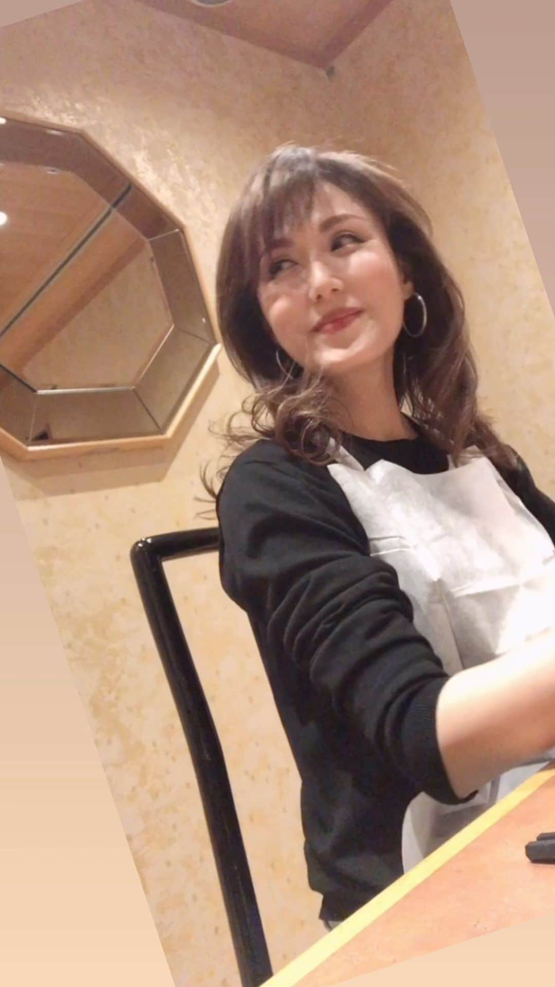 Yuuのインスタグラム：「こんばんは♪  今日はお友達と 久しぶりに焼肉🍻  やっぱりお肉が好きだー❤️  今夜は少し肌寒い大阪です 皆様も風邪ひかないように ちゃんと食べてあったかくしてお過ごし下さい♪ いつも見に来てくれてありがとう♡  🦋悠々凜々🦋  いつも見にきてくださる皆さま♡ ふらっとお立ち寄り下さった方々♡  キャプションの最後まで目を通してくださり ありがとうございました♡  皆さまにとって 笑顔の一日となります様に✨  ♡悠々凜々♡  #笑うかどには福来たる #今日1日を大切に　 #アラフィフ　 #大人女子 #selfy   いつも沢山の👍いいね📝&コメント 本当にありがとうございます  とても癒されてます💓」