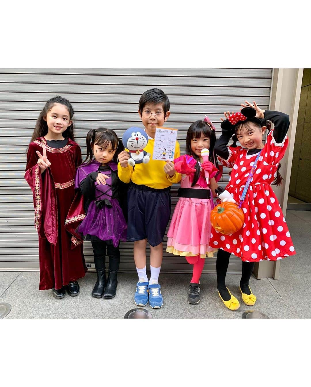 satomiさんのインスタグラム写真 - (satomiInstagram)「🧡💜  事務所のハロウィンレッスンでした🎃  りいなはミニーちゃん🎀 髪の毛にオレンジのウィッグを仕込んで ハロウィン仕様にしました🧡🧡  白井社長と平澤マネージャーと お写真撮ってもらいました〜🥺✨ 嬉しい！！！  お揃いの仮装 とーーってもかわいかったです💚💚  ..................................................................  事務所でハロウィンコンテストを おこなってます👻🍭  @sevenpromotion  の ストーリーズとハイライトから見られるので ぜひりいなにいいね❤️お願いします🙌🏻✨  みなさんのクオリティの高い仮装 見てるだけで楽しいです💜💜  ...................................................................  #8歳 #小学生 #小学2年生 #小2 #セブンプロモーション #ハロウィン #ハロウィンコスプレ #ハロウィン仮装 #ミニーちゃん #ミニーちゃん仮装 #ミニーマウス #ミニーマウス仮装 #水玉ちゃん  #水玉ちゃん仮装」10月29日 20時59分 - riina.93