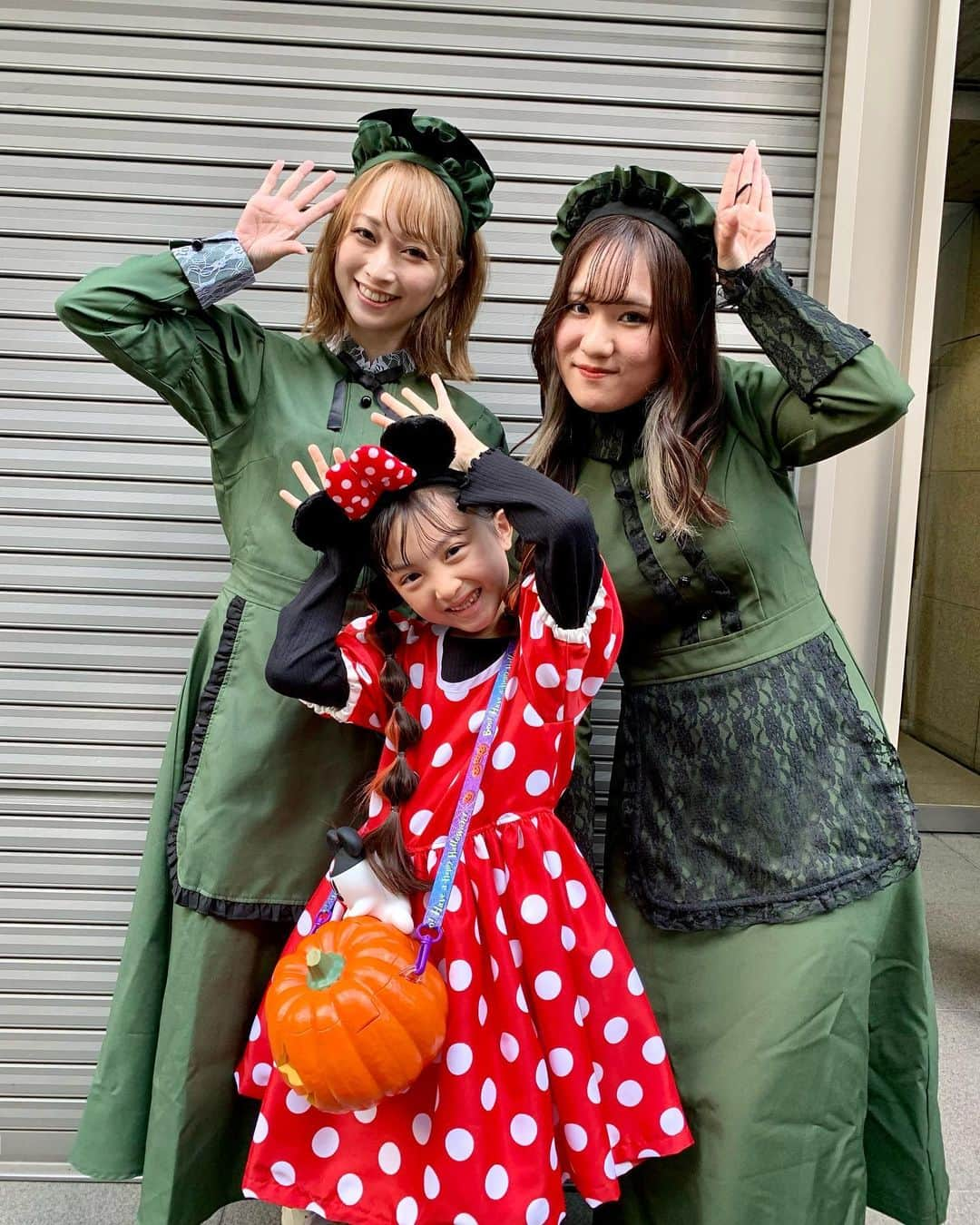 satomiさんのインスタグラム写真 - (satomiInstagram)「🧡💜  事務所のハロウィンレッスンでした🎃  りいなはミニーちゃん🎀 髪の毛にオレンジのウィッグを仕込んで ハロウィン仕様にしました🧡🧡  白井社長と平澤マネージャーと お写真撮ってもらいました〜🥺✨ 嬉しい！！！  お揃いの仮装 とーーってもかわいかったです💚💚  ..................................................................  事務所でハロウィンコンテストを おこなってます👻🍭  @sevenpromotion  の ストーリーズとハイライトから見られるので ぜひりいなにいいね❤️お願いします🙌🏻✨  みなさんのクオリティの高い仮装 見てるだけで楽しいです💜💜  ...................................................................  #8歳 #小学生 #小学2年生 #小2 #セブンプロモーション #ハロウィン #ハロウィンコスプレ #ハロウィン仮装 #ミニーちゃん #ミニーちゃん仮装 #ミニーマウス #ミニーマウス仮装 #水玉ちゃん  #水玉ちゃん仮装」10月29日 20時59分 - riina.93