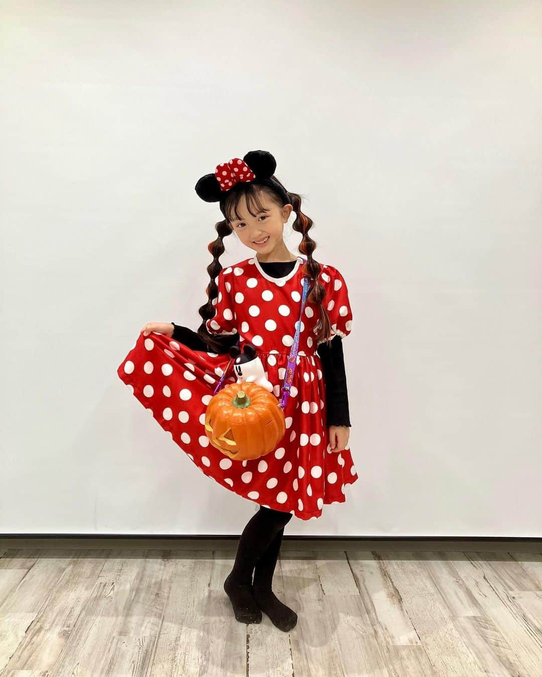 satomiさんのインスタグラム写真 - (satomiInstagram)「🧡💜  事務所のハロウィンレッスンでした🎃  りいなはミニーちゃん🎀 髪の毛にオレンジのウィッグを仕込んで ハロウィン仕様にしました🧡🧡  白井社長と平澤マネージャーと お写真撮ってもらいました〜🥺✨ 嬉しい！！！  お揃いの仮装 とーーってもかわいかったです💚💚  ..................................................................  事務所でハロウィンコンテストを おこなってます👻🍭  @sevenpromotion  の ストーリーズとハイライトから見られるので ぜひりいなにいいね❤️お願いします🙌🏻✨  みなさんのクオリティの高い仮装 見てるだけで楽しいです💜💜  ...................................................................  #8歳 #小学生 #小学2年生 #小2 #セブンプロモーション #ハロウィン #ハロウィンコスプレ #ハロウィン仮装 #ミニーちゃん #ミニーちゃん仮装 #ミニーマウス #ミニーマウス仮装 #水玉ちゃん  #水玉ちゃん仮装」10月29日 20時59分 - riina.93