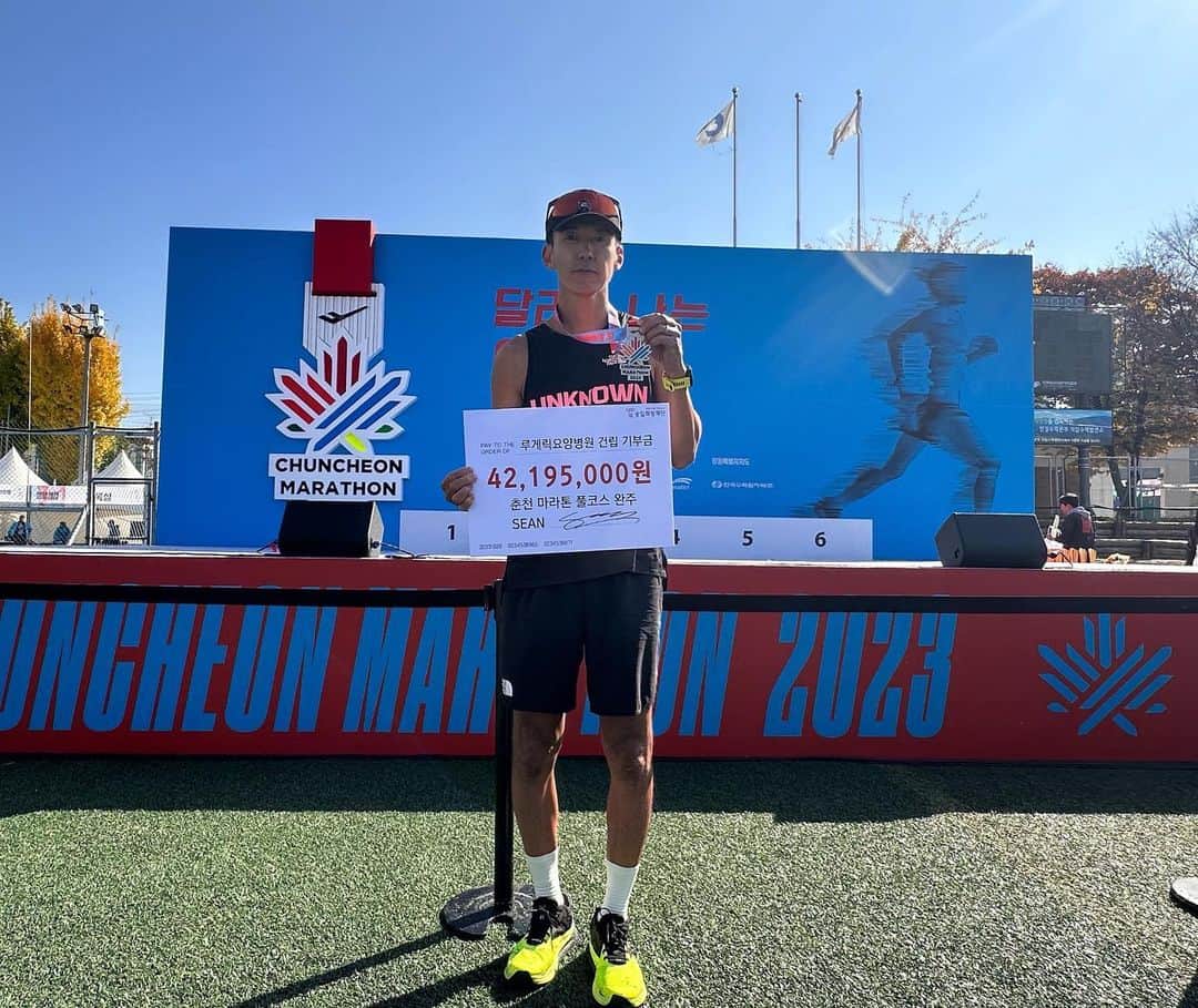 ジヌションさんのインスタグラム写真 - (ジヌションInstagram)「🏃‍♂️ 오늘 춘천마라톤 풀코스 Sub3 도전 실패하지 않았습니다 그냥 계획했던 시간안에 못 들어 왔습니다 포기하지 않았더니 늦었지만 완주했습니다 21km까지 1시간 31분 21초 준비했던 페이스로 잘 갔고 심박수도 154에서 158 정도로 160 밑으로 잘 유지됐는데 25km 지점부터 오른쪽 햄스트링에 경련이 오려고 해서 페이스를 조금 늦춰서 리커버리로 했다가 다시 올리고를 반복하다가 드디어 32km 지점에서 일이 터졌습니다 오른쪽 햄스트링이 경련이 오더니 멈춰서 풀고 뛰다가 또 경련이 오기를 반복, 그러다가 왼쪽 햄스트링 그리고 종아리,되태부…심지어 마지막 골인이라도 멋지게 하려고 게속 풀면서 조심스럽게 달리다가 피니쉬 지점 200m 남기도 조금 속도를 올렸다가 피니쉬 들어가면서 양쪽 다리에 한꺼번에 경련이 와서 완전 폼 안나게 다리 부여 잡으며 들어 왔습니다 기록은 3:37:07  인생도 그런거 같습니다 열심히 준비해서 내가 생각한 결과가 나오면 좋은데 그렇지 않을때가 있습니다 결과는 내게 있지 않고 하나님께 있습니다. 우리의 삶은 결과에 따라 실패와 성공이 있는게 아니라 모든게 과정인거 같습니다 내가 할수 있는건 나에게 맡겨진 일에 최선을 다하고 결과는 하나님께 맡기는 겁니다 그리고 때로는 그 과정 안에 다리에 경련이 오는것 같이 시련이 있을지라도 혹시 잠시 멈출지라도 포기 하지 않는다면 실패가 아닌 또 하나의 과정을 잘 만들어 낼수 있습니다 저는 춘천마라톤 Sub3 도전 실패하지 않았습니다 3시간 안에 들어오진 못했지만 3시간37분7초애 42.195km를 완주했습니다 그래서 약속했던 내가 달린 42.195km 1m당 1000원씩 총 42,195,000원을 올해 11월에 착공하는 국내 최초 루게릭요양병원 건립을 위해서 승일희망재단에 기부합니다 국내 최초 루게릭요양병원 건립도 내가 박승일 공동대표의 꿈을 돕겠다고 2009년에 처음 만나 약속한지 14년만에 이루어지는 결코 순탄치 않았던 마라톤 완주 같은 과정이었으니까요. 하지만 중간에 포기하지 않았고 드디어 204억 규모의 국내 최초 루게릭 요영병원이 다음달에 착공에 들어갑니다 저는 몸을 잘 회복하고 다시 내년 동아마라톤 풀코스 Sub3 준비를 하려고 합니다 또 하나의 삶의 과정을 만들기 위해서. 그리고 간절히 기도합니다 나의 풀코스 마라톤 한걸음 한걸음이 하나님께 드리는 예배가 되기를.  춘천마라톤 Sub3 도전 훈련과정을 함께 해주신 @0923mara  권은주 감독님 감사합니다! 동아마라톤 Sub3 도전도 함께 해주실 거죠?」10月29日 20時59分 - jinusean3000