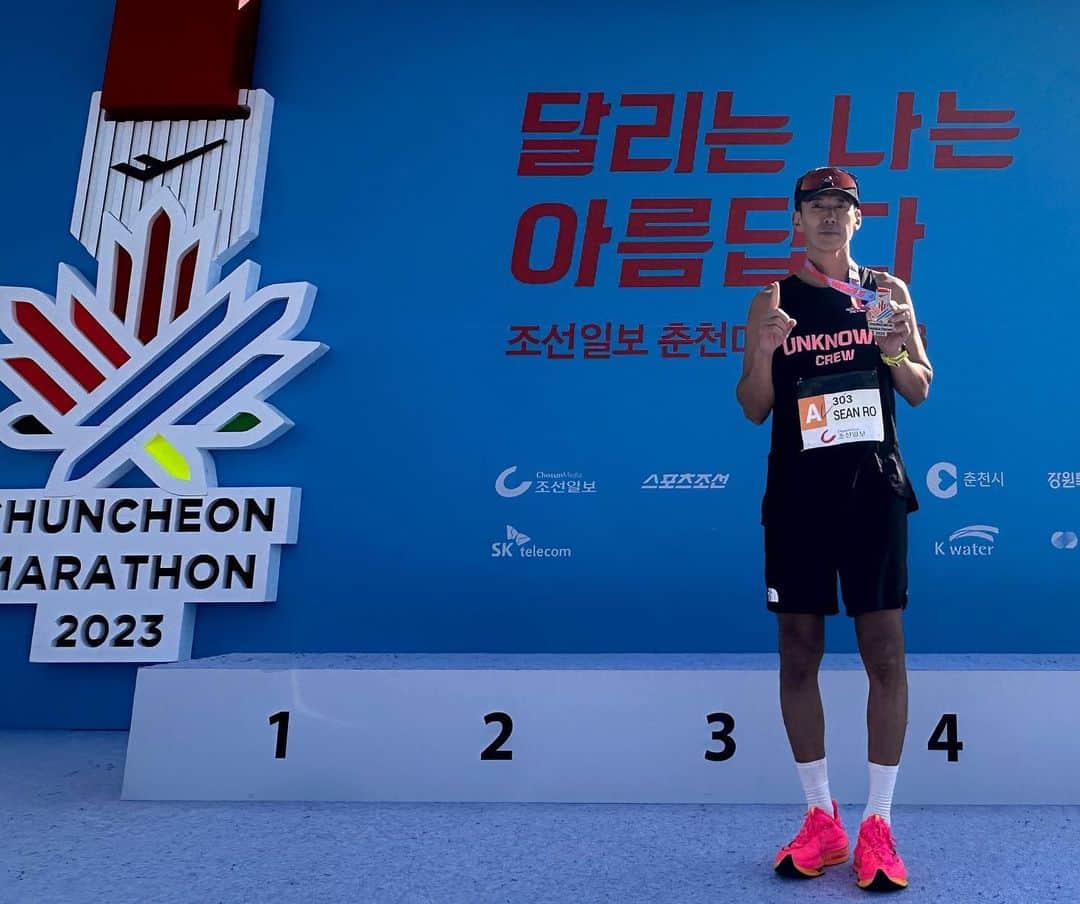 ジヌションさんのインスタグラム写真 - (ジヌションInstagram)「🏃‍♂️ 오늘 춘천마라톤 풀코스 Sub3 도전 실패하지 않았습니다 그냥 계획했던 시간안에 못 들어 왔습니다 포기하지 않았더니 늦었지만 완주했습니다 21km까지 1시간 31분 21초 준비했던 페이스로 잘 갔고 심박수도 154에서 158 정도로 160 밑으로 잘 유지됐는데 25km 지점부터 오른쪽 햄스트링에 경련이 오려고 해서 페이스를 조금 늦춰서 리커버리로 했다가 다시 올리고를 반복하다가 드디어 32km 지점에서 일이 터졌습니다 오른쪽 햄스트링이 경련이 오더니 멈춰서 풀고 뛰다가 또 경련이 오기를 반복, 그러다가 왼쪽 햄스트링 그리고 종아리,되태부…심지어 마지막 골인이라도 멋지게 하려고 게속 풀면서 조심스럽게 달리다가 피니쉬 지점 200m 남기도 조금 속도를 올렸다가 피니쉬 들어가면서 양쪽 다리에 한꺼번에 경련이 와서 완전 폼 안나게 다리 부여 잡으며 들어 왔습니다 기록은 3:37:07  인생도 그런거 같습니다 열심히 준비해서 내가 생각한 결과가 나오면 좋은데 그렇지 않을때가 있습니다 결과는 내게 있지 않고 하나님께 있습니다. 우리의 삶은 결과에 따라 실패와 성공이 있는게 아니라 모든게 과정인거 같습니다 내가 할수 있는건 나에게 맡겨진 일에 최선을 다하고 결과는 하나님께 맡기는 겁니다 그리고 때로는 그 과정 안에 다리에 경련이 오는것 같이 시련이 있을지라도 혹시 잠시 멈출지라도 포기 하지 않는다면 실패가 아닌 또 하나의 과정을 잘 만들어 낼수 있습니다 저는 춘천마라톤 Sub3 도전 실패하지 않았습니다 3시간 안에 들어오진 못했지만 3시간37분7초애 42.195km를 완주했습니다 그래서 약속했던 내가 달린 42.195km 1m당 1000원씩 총 42,195,000원을 올해 11월에 착공하는 국내 최초 루게릭요양병원 건립을 위해서 승일희망재단에 기부합니다 국내 최초 루게릭요양병원 건립도 내가 박승일 공동대표의 꿈을 돕겠다고 2009년에 처음 만나 약속한지 14년만에 이루어지는 결코 순탄치 않았던 마라톤 완주 같은 과정이었으니까요. 하지만 중간에 포기하지 않았고 드디어 204억 규모의 국내 최초 루게릭 요영병원이 다음달에 착공에 들어갑니다 저는 몸을 잘 회복하고 다시 내년 동아마라톤 풀코스 Sub3 준비를 하려고 합니다 또 하나의 삶의 과정을 만들기 위해서. 그리고 간절히 기도합니다 나의 풀코스 마라톤 한걸음 한걸음이 하나님께 드리는 예배가 되기를.  춘천마라톤 Sub3 도전 훈련과정을 함께 해주신 @0923mara  권은주 감독님 감사합니다! 동아마라톤 Sub3 도전도 함께 해주실 거죠?」10月29日 20時59分 - jinusean3000