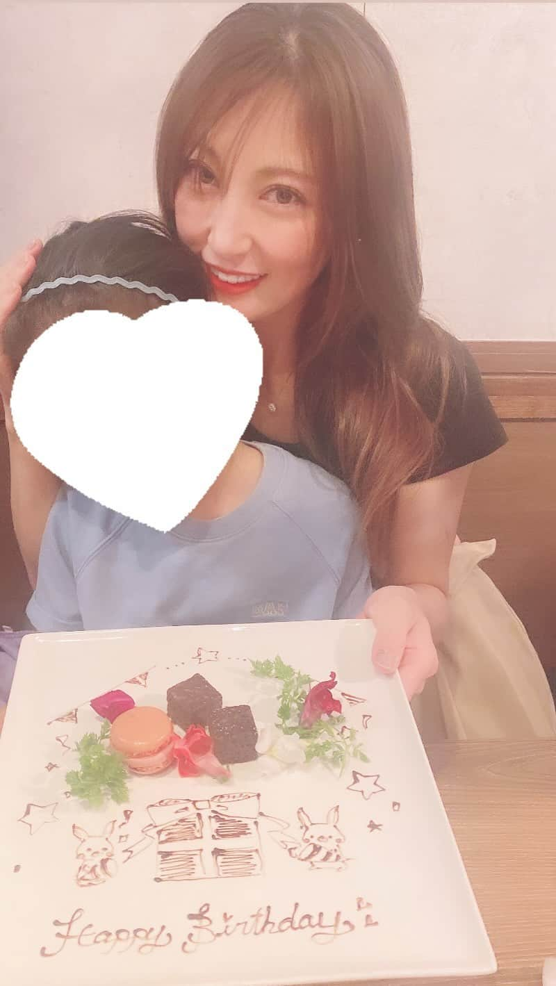 熊田曜子のインスタグラム：「家族で炭火焼肉ホルモンうしごろ 中目黒店へ🥩 炭火で焼く美味しいホルモンや ロースは絶品だね😍😘😋 お店の方が次女のお誕生日のお祝いをしてくれたの🎂 まさかのサプライズで私もびっくり❣️😍 子供達には帰りにおもちゃも選ばせてもらえて かなりじっくり選んでたよ👀  https://ushigoro.com/hormone/shop/nakameguro/  #炭火焼肉ホルモンうしごろ中目黒店 #焼肉 #中目黒焼肉 #中目黒グルメ #中目黒 #PR」