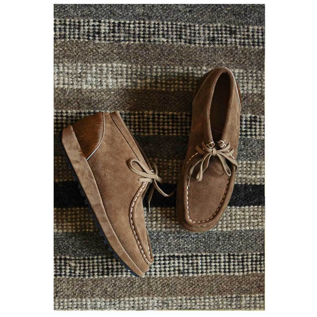 スロウのインスタグラム：「SLOW [ 2023AW collection]  chukka boots Price:￥42,900(tax included) Color : RED BROWN(#25)  フォーマルやカジュアルに寄りすぎず、季節を問わずあらゆるシーンで合わせやすい点が魅力のチャッカーブーツ。 甲革にスペイン産のベロアとイタリア産の牛毛付を、裏革にはソフトで厚口の牛革を使用しました。  軽いウェッジストームには押渕でエッジつけて甲革で巻き込み、ソールにはvibramを採用しています。  #slow  #slowandco  #slow2008」