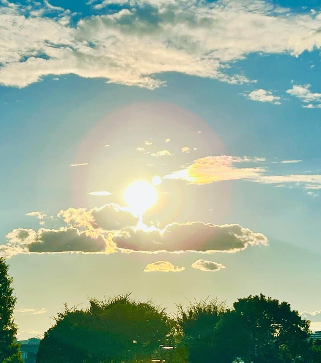 竹井亮介のインスタグラム：「2023年10月29日。 午後4時前、西の空。  まだ明るい夕方。 #空」