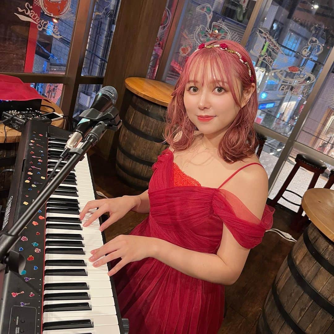 瑞稀ミキのインスタグラム：「昨日はディナーショー♡ありがとうございました🍽️ 名前に釣られずちゃんと15時に来てくれたみんな神🥺✊  初のディナーショーという挑戦だったけど おかげさまで大成功できたと思います🎉 実はチケット発売してすぐは、本当に開催できるのか不安でぷるぷるしてた、、久々のライブだったのに、ちゃんと情報掴んで会いにきてくれて感謝しかないです😭 いつもきてくれるふぁみりも、久しぶりにきてくれたふぁみりも、初みきちゅライブしにきてくれたふぁみりも、 みんっなありがとうだよ😭😭😭  いつまでも楽しく挑戦し続けていきたいなあ🎹  このタイミングで 今まで発表してきた 弾き語りの曲を振り返れたのがすごく良かった😭 昔書いた曲が予言のように感じたこともあれば 「いつか」のために頑張り続けた未来に、今自分がちゃんと立ててるように感じることもあって 全部繋がってるんだなって思ったよ🪄🪄🪄  MCでもお話ししたけど モフモフモーで何百万回再生されても、何十万人のチャンネル登録者さんがいても、みきちゅを辞めることはないと思うし ずっとなくしたくない大切な場所だから これからもよろしくどうぞだよ！  今回来れなかったふぁみりも、次いつになるかわかんないけど、かならず機会を作るので聴きにきてくれたら嬉しいです🌈🌈」