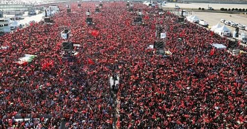 マヘル・ザインさんのインスタグラム写真 - (マヘル・ザインInstagram)「It is my duty as a human being and an artist to stand - along with a million people in İstanbul - in solidarity with my brothers and sisters in Palestine calling for an immediate ceasefire in Gaza and praying for peace & justice.   #PalestineWillBeFree  #alhamdulillah」10月29日 20時53分 - maherzainofficial