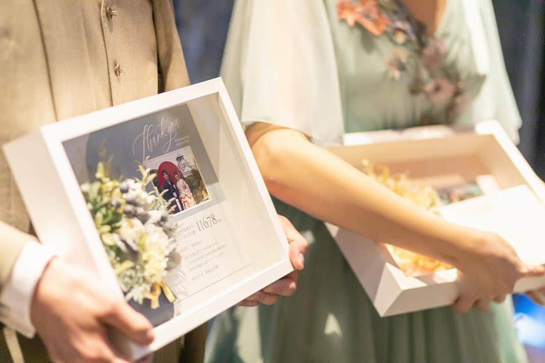 のインスタグラム：「結婚式だから伝えたい「ありがとう」。愛情たっぷりに育ててくれたご両親へ贈り物🎁  #lagunaveilpremier #ラグナヴェールプレミア #令和婚#2023夏婚#2023秋婚 #2023冬婚#2024春婚#2024夏婚 #2023wedding #2024wedding #wedding#結婚式#関西結婚式#大阪駅直結 #結婚式場#大阪結婚式場#ウェディング #大阪プレ花嫁#関西花嫁 #プレ花嫁#卒花嫁#大阪花嫁 #オリジナルウェディング #ウェディングコーディネート #ウェディングレポ #ブライダルフェア #届かない想いはない #dlw #エスクリ#ラグナプリエ」