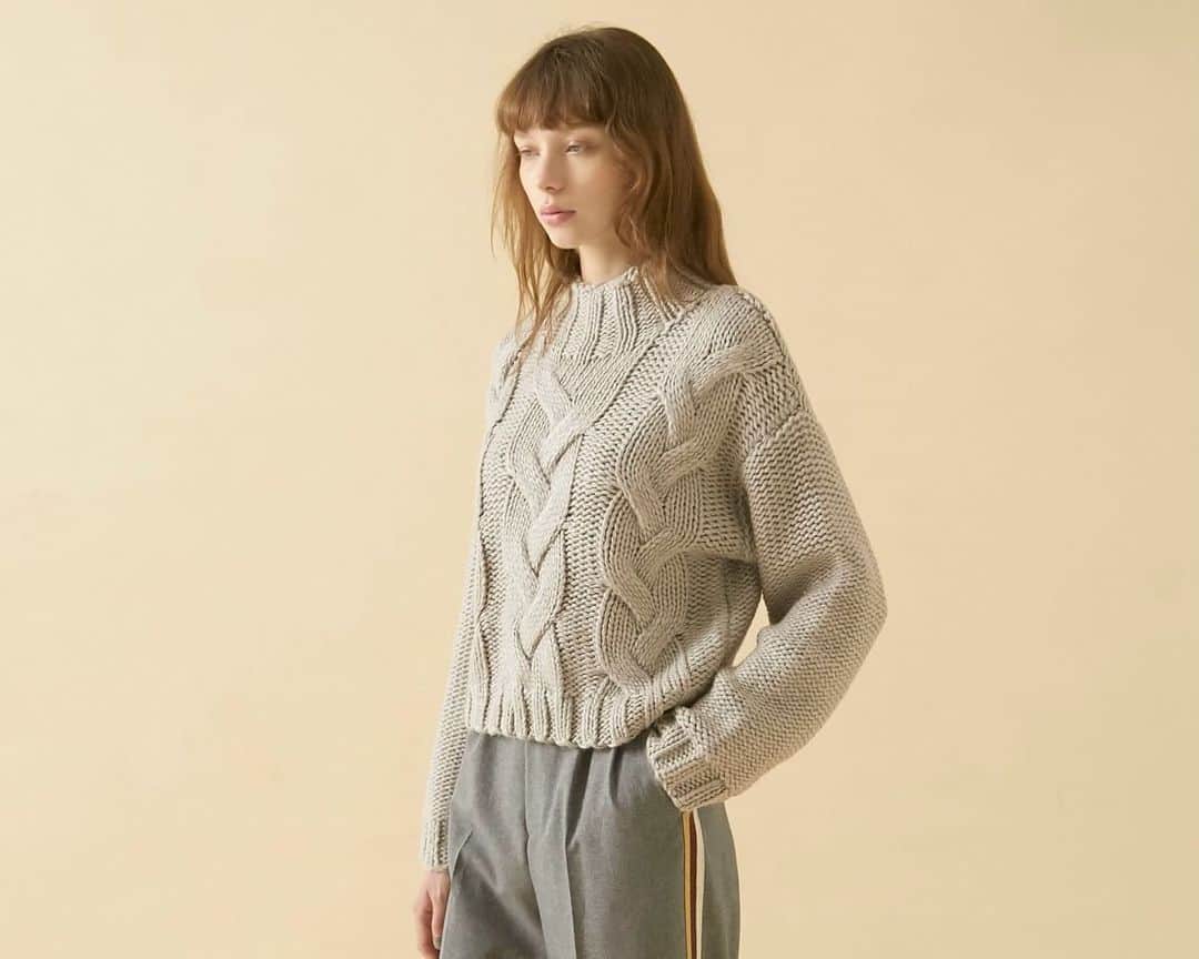 OPAQUE.CLIPのインスタグラム：「NEW ITEM ______________________________  🏷️ ビッグケーブル編みニット No.637-17083  大きめのざっくりとしたケーブル編みがポイント🧶 淡いカラーが可愛いケーブルニットです！  ______________________________  #opaqueclip #オペークドットクリップ」