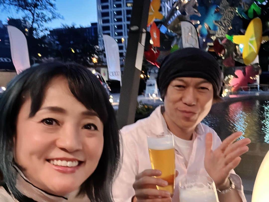 橋本志穂さんのインスタグラム写真 - (橋本志穂Instagram)「ハロウィン🎃シーズンだけど、クリスマス🎄のイルミネーションももうお見え〜 紀尾井ホールの向かいのホテルのお庭が可愛かった❣️❣️  紀尾井ホールで開催された マリンバ奏者　 SINSKEさんのデビュー20周年記念コンサート 「　」(スペース)  素晴らしい演奏は 筆舌に尽くし難い  構成も素晴らしくて 私たちみんなが大きなスペースシップに乗って 太陽系をぐるりと回って宇宙旅行をしてきた気分にさせられます。  オープニングには SINSKEさんの背中を追いかける若い男性のマリンバ奏者の方々と息ぴったりのアンサンブル❣️ 特に、編曲でも参加している宮野下シリュウさんの ムッキムキの演奏姿には惹かれるわー🥰  SINSKEさんの新曲も素晴らしかった。 耳馴染みのある曲たちも SINSKEさんのアレンジで 全部真新しくキラキラと輝いてた。 ヨイトマケの歌は 九州人として　 泣きそうなほど感動‼️  　夢のようなコンサートで、 心のスペースは 全て埋まった‼️ 明日からまた頑張れる〜  だけど、終わってしまったのが残念😢 ずーっと聴いていたかった。 とくに、今日の曲は全部素晴らしかった‼️  そしたら、 スペース旅行のお土産に円盤型の音の出る商品が売ってると言う 🤣🤣🤣🤣🤣  今日の演目が収められたCD‼️‼️  サイン入りのポストカードももらえるというお得‼️  買うよねー❣️  みんなに聞いて欲しい〜  このCDだよーーー  会場で音無美紀子さんが、デビューが同じ上村香子さんといらっしゃってて、、 俳優でご主人の　浜畑賢吉さんはSINSKEさんのお母様と一緒にご覧になっていらっしゃいました。  歌声喫茶の指揮者　奥村伸樹さんや 原元美紀ちゃんもきてて、休憩時間の 感想の発表会も楽しかった〜  終演後、 中棹三味線の尾上秀樹さんを発見❣️ (大きいからすぐわかる〜)  秀樹さんと 勝手にSINSKEさんのコンサートの打ち上げして帰りました〜  @sinske_marimba  #マリンバ @mikiko.otonashi  #上村香子 #浜畑賢吉」10月29日 20時59分 - shihohashimoto3