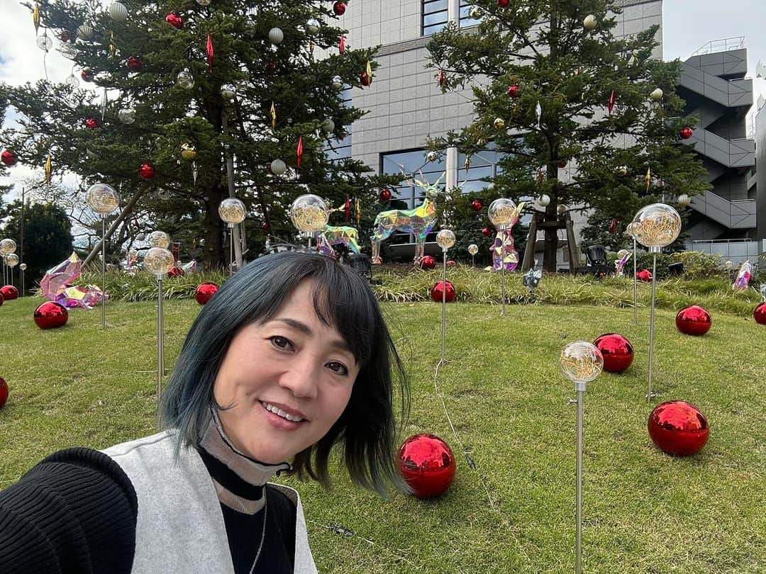 橋本志穂さんのインスタグラム写真 - (橋本志穂Instagram)「ハロウィン🎃シーズンだけど、クリスマス🎄のイルミネーションももうお見え〜 紀尾井ホールの向かいのホテルのお庭が可愛かった❣️❣️  紀尾井ホールで開催された マリンバ奏者　 SINSKEさんのデビュー20周年記念コンサート 「　」(スペース)  素晴らしい演奏は 筆舌に尽くし難い  構成も素晴らしくて 私たちみんなが大きなスペースシップに乗って 太陽系をぐるりと回って宇宙旅行をしてきた気分にさせられます。  オープニングには SINSKEさんの背中を追いかける若い男性のマリンバ奏者の方々と息ぴったりのアンサンブル❣️ 特に、編曲でも参加している宮野下シリュウさんの ムッキムキの演奏姿には惹かれるわー🥰  SINSKEさんの新曲も素晴らしかった。 耳馴染みのある曲たちも SINSKEさんのアレンジで 全部真新しくキラキラと輝いてた。 ヨイトマケの歌は 九州人として　 泣きそうなほど感動‼️  　夢のようなコンサートで、 心のスペースは 全て埋まった‼️ 明日からまた頑張れる〜  だけど、終わってしまったのが残念😢 ずーっと聴いていたかった。 とくに、今日の曲は全部素晴らしかった‼️  そしたら、 スペース旅行のお土産に円盤型の音の出る商品が売ってると言う 🤣🤣🤣🤣🤣  今日の演目が収められたCD‼️‼️  サイン入りのポストカードももらえるというお得‼️  買うよねー❣️  みんなに聞いて欲しい〜  このCDだよーーー  会場で音無美紀子さんが、デビューが同じ上村香子さんといらっしゃってて、、 俳優でご主人の　浜畑賢吉さんはSINSKEさんのお母様と一緒にご覧になっていらっしゃいました。  歌声喫茶の指揮者　奥村伸樹さんや 原元美紀ちゃんもきてて、休憩時間の 感想の発表会も楽しかった〜  終演後、 中棹三味線の尾上秀樹さんを発見❣️ (大きいからすぐわかる〜)  秀樹さんと 勝手にSINSKEさんのコンサートの打ち上げして帰りました〜  @sinske_marimba  #マリンバ @mikiko.otonashi  #上村香子 #浜畑賢吉」10月29日 20時59分 - shihohashimoto3