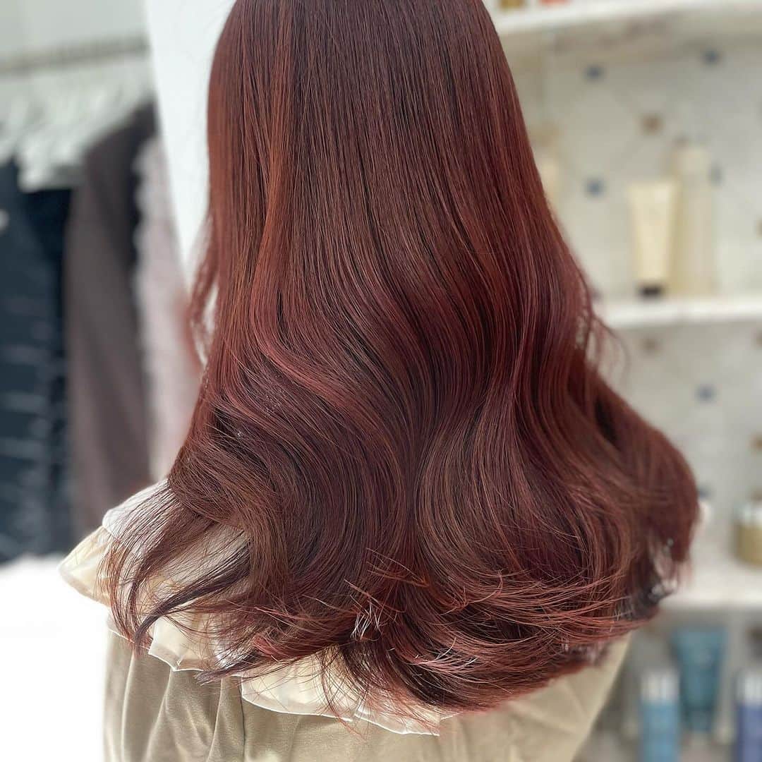 飛田彩のインスタグラム：「ブリーチなしでできるレッド系カラー🫶🏻  前回に引き続きレッド系カラーリターンのお客様♡  今回は秋冬ように深みが出るように配合🍀  高級カラー剤のみを当店ではつかっていますので スペシャル配合に➕傷み最小限でやるのもつる艶になる秘訣です🤩」