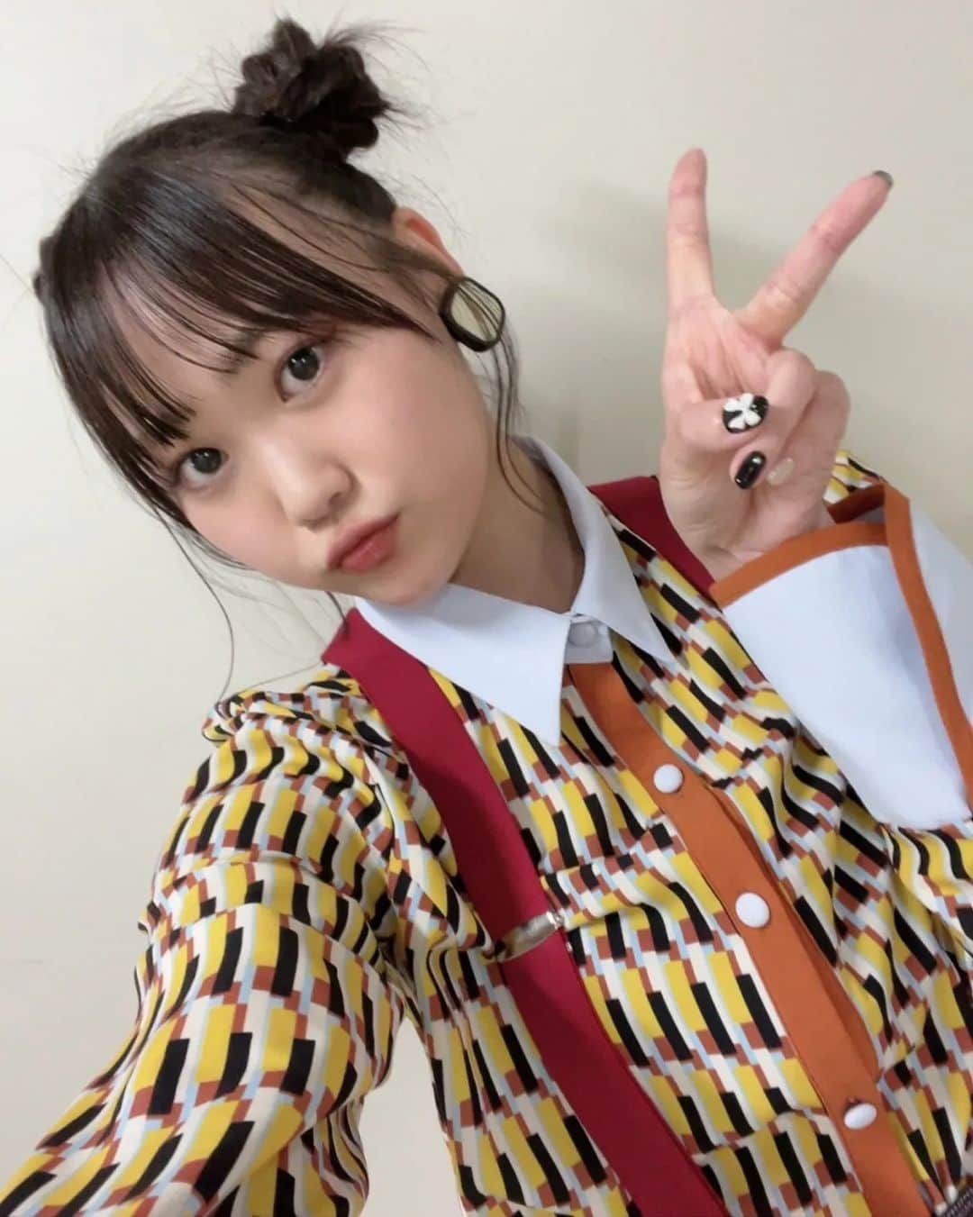 Juice=Juiceさんのインスタグラム写真 - (Juice=JuiceInstagram)「工藤由愛です🐙 懐かしの衣装🐦 ゆめりあいでぽんぽん付けてたの懐かしいですよね！  約3年ほど時を経て💭 どうでしょか〜！！！  シュールな当時の写真も一緒におりまぜました、、笑  #juicejuice #ポップミュージック #段原さんカメラ #段原さんおかえりなさいです #ゆめりあい #ポッ #今日の写真ライブ後なので #アホ毛すごい」10月29日 20時56分 - juice_juice_official