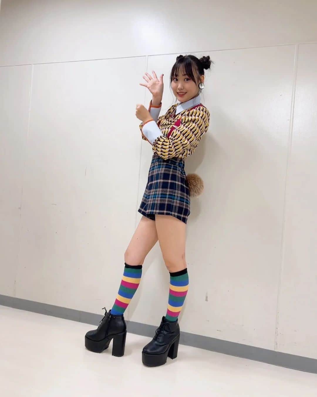 Juice=Juiceさんのインスタグラム写真 - (Juice=JuiceInstagram)「工藤由愛です🐙 懐かしの衣装🐦 ゆめりあいでぽんぽん付けてたの懐かしいですよね！  約3年ほど時を経て💭 どうでしょか〜！！！  シュールな当時の写真も一緒におりまぜました、、笑  #juicejuice #ポップミュージック #段原さんカメラ #段原さんおかえりなさいです #ゆめりあい #ポッ #今日の写真ライブ後なので #アホ毛すごい」10月29日 20時56分 - juice_juice_official