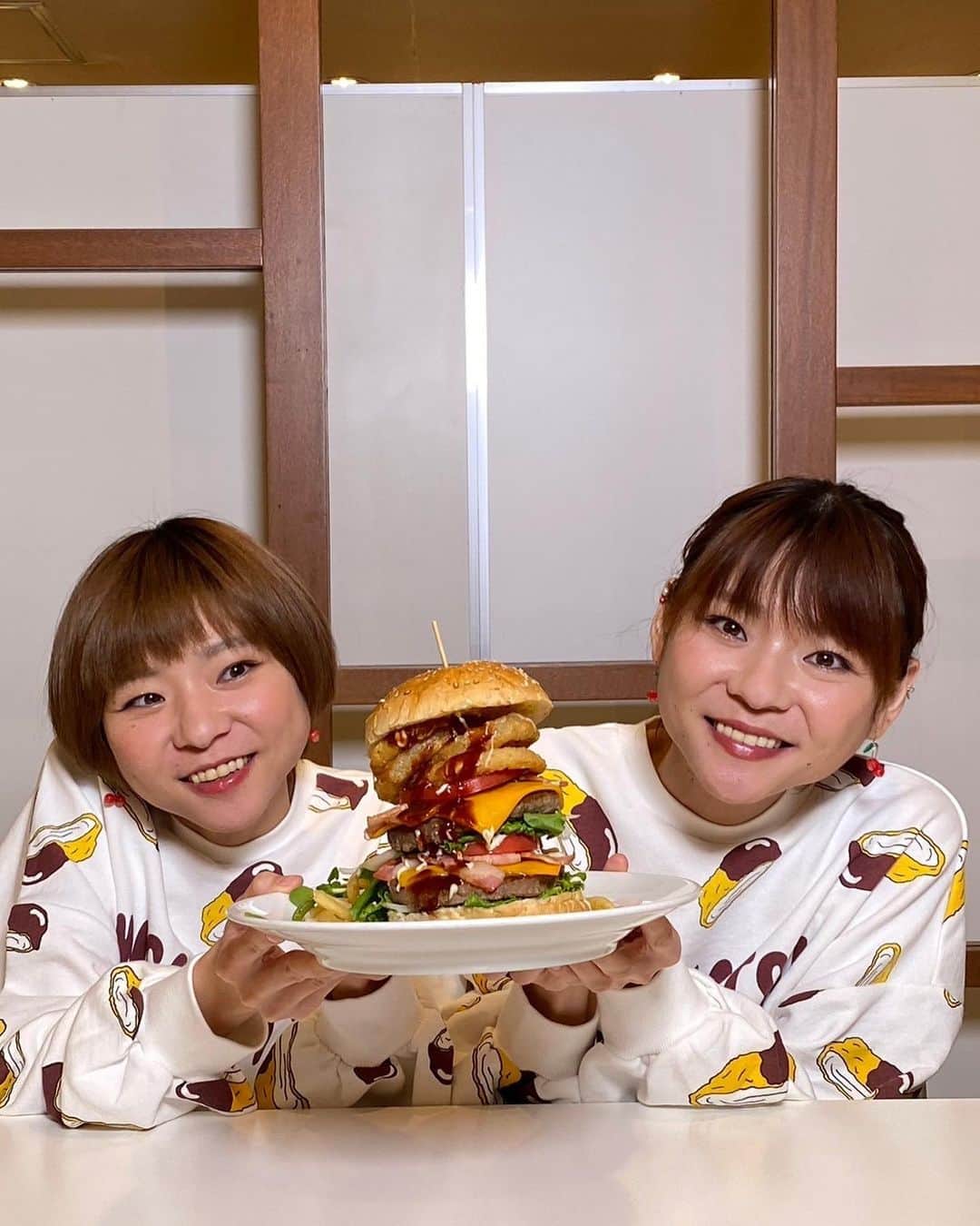 かこのインスタグラム：「JR名古屋タカシマヤさんのイベント！はらぺこツインズと背徳グルメParty★に参加してくださった皆様ありがとうございました🙇✨タカシマヤさんのグルメを満喫しました☺️✨ 今回もハンバーガー&カフェ ルイスさんでみなさんとダブルジャンキーバーガー🍔背徳プレーンパンケーキ🥞両方合わせて合計1kg完食された方も😳 ルイスさんのハンバーガー本当に美味しいんやよな😭パーティーのジューシーさすごい！！バンズもふわふわ！！今回はオニオンリングまで入っとる🧅パンケーキもクリーム1.5倍🫶🏻ぺこずのみんなと素敵な時間を過ごせて幸せでした🥰🥰直接パワーをもらてるってこんなに幸せな機会ないよね😭 そしてPUNYUSさんからMISOKATSUが名古屋高島屋さんで11月1日から先行販売！！！！PUNYUSさんのポップアップストアがあるよ🫶🏻めちゃくちゃ可愛くない？！本当に総柄って魅力的🥹💓PUNYUSさんから上下スウェットいただいて幸せすぎる🥹💓イベントでは私たちのお気に入りの柄を持って行きました🥰宣材写真で着るくらい好きなえだまめとレモン🫛🍋 MCはまゆさん☺️💓タカシマヤさんのイベントでいつもご一緒させていただいて、大食いする時って無言になってしまって緊張する事が多いんやけど、まゆさん本当にすごくて無言の時間がないの😭！！だからめちゃくちゃリラックスして大食いにもイベントにも挑める！！まゆさんのおかげで安心して食べられる🥹✨いつも本当にありがとうございます😭💓またお仕事ご一緒できますように🫶🏻 #jr名古屋高島屋 #jr名古屋タカシマヤ #タカシマヤ #高島屋 #イベント #背徳グルメ #ハンバーガーアンドカフェルイス #ルイス #ハンバーガー #パンケーキ #punyus #misokatsu #大食い #はらぺこツインズ #双子 #먹방 #대식가 #먹팔 #먹팔해요 #먹스타그램 #대식가 #mukbank #大胃王 #モッパン #ความตะกละ  #Gula」