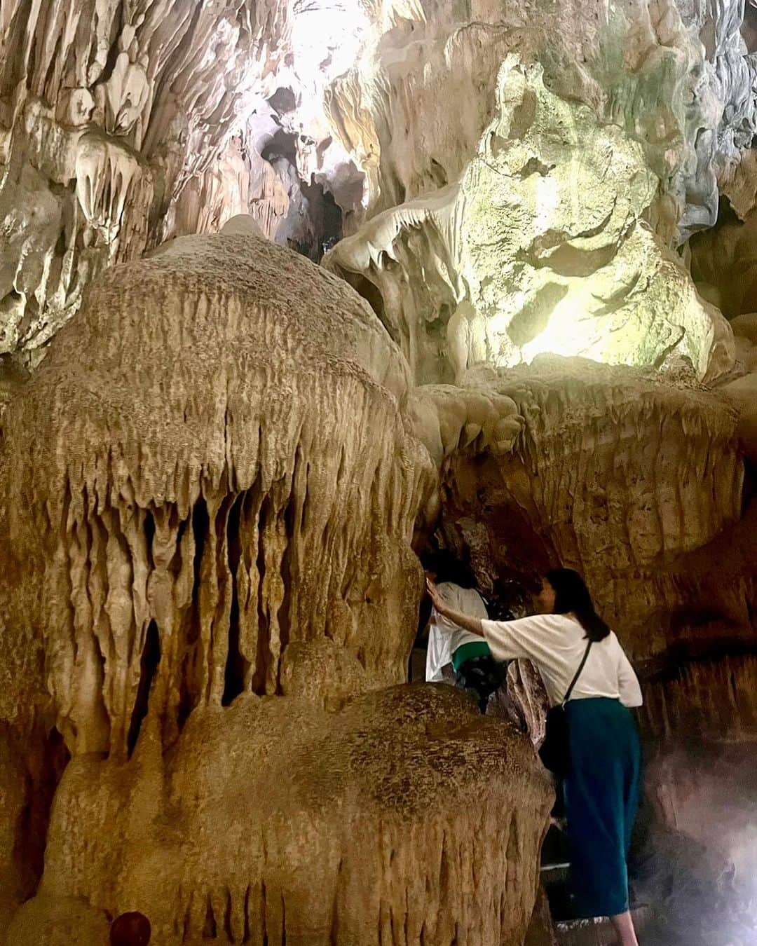 永倉由季さんのインスタグラム写真 - (永倉由季Instagram)「. . 【世界遺産 inベトナム ハロン湾】 　　　　　　　　　 き、気づけば ハノイから往復6時間！ 世界遺産の「ハロン湾」にいた。 　　　　　　 　　　　　　　　 写真は ベトナム人のトゥアンさんに 「赤いモノ🔴は何ですか？」と尋ねられ 　　　 　　　　　　　　　　　　 「大阪にある勝尾寺の勝ちダルマ！」と ガッツポーズ✊で伝えてるところ(笑) ⁡ ⁡ ________________________ ⁡ 　　　　　　　　　 ハロン湾は 1994年に京都の金閣寺と同じ年に 世界文化遺産に登録されました。 　　　 　　 雷予報がまさかの晴天で まさかの貸切状態でのクルージング。 　 　　　　　 大小約2.000以上もあるボゴボコ岩を眺め 自然の偉大さを感じながら ⁡ 　　　 食べきれないほどのボリュームある ベトナム料理を食べる😆 (行かれる方は朝食を控えめに) ⁡    　　　　　　　 船を降りると 『ティエンクン(Thien cung)鍾乳洞』へ。 　　　　 「Thien cung」 は ベトナム語で 「天宮」という意味なんですって。 　 　　　　　　　　　　　 天に向かって菩薩のような岩があったりして 神秘的です✨　　　 ⁡ (石段を登るし日本の洞窟と違って ムシ暑いので薄着がオススメ) 　 　　　 原型は5億年前にさかのぼるそうで 自然のチカラたるや… ⁡ #ベトナム #ハノイ旅行  #ハノイグルメ  #ハロン湾  #ハロン湾クルーズ  #世界遺産 #旅スタグラム  #旅行好きな人と繋がりたい  #勝尾寺だるま  #ごんぞー #うみのすけかわいかった   . . ⁡ ▶︎アメブロ更新　↓プロフリンクから　　　　　　　　　　　　　　　@yuki_nagakura67 ⁡ ✼••┈┈┈┈┈┈┈┈┈┈┈┈┈┈┈┈••✼  　　　　　 ▶︎アナウンサー・プライベート用Instagram @yuki_nagakura67 ⁡ ▶︎ブランディング用/魅せ方・伝え方・オススメ @yuki_nagakura_brushup_salon ⁡ ✼••┈┈┈┈┈┈┈┈┈┈┈┈┈┈┈┈••✼ ⁡ ⁡ #永倉由季 #フリーアナウンサー #司会者 #顔タイプ診断 #顔タイプアドバイザー #アナウンサー #女子アナコーデ  ___________________________」10月29日 20時57分 - yuki_nagakura67