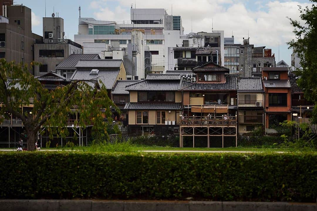 THE WESTIN KYOTO ウェスティン都ホテル京都のインスタグラム：「ホテルと京都駅を往復するバス。 鴨川沿いの京都の風情を感じるルートを通り、25分ほどで到着します。車窓からも京都を満喫していただけます。  The bus runs between the hotel and Kyoto Station. It takes about 25 minutes, passing along the Kamo River on a route that gives a taste of Kyoto.  #京都観光　#京都ホテル　#京都旅行 #kyoto #kyototrip  #ウェスティン都ホテル京都 #westinmiyakokyoto」