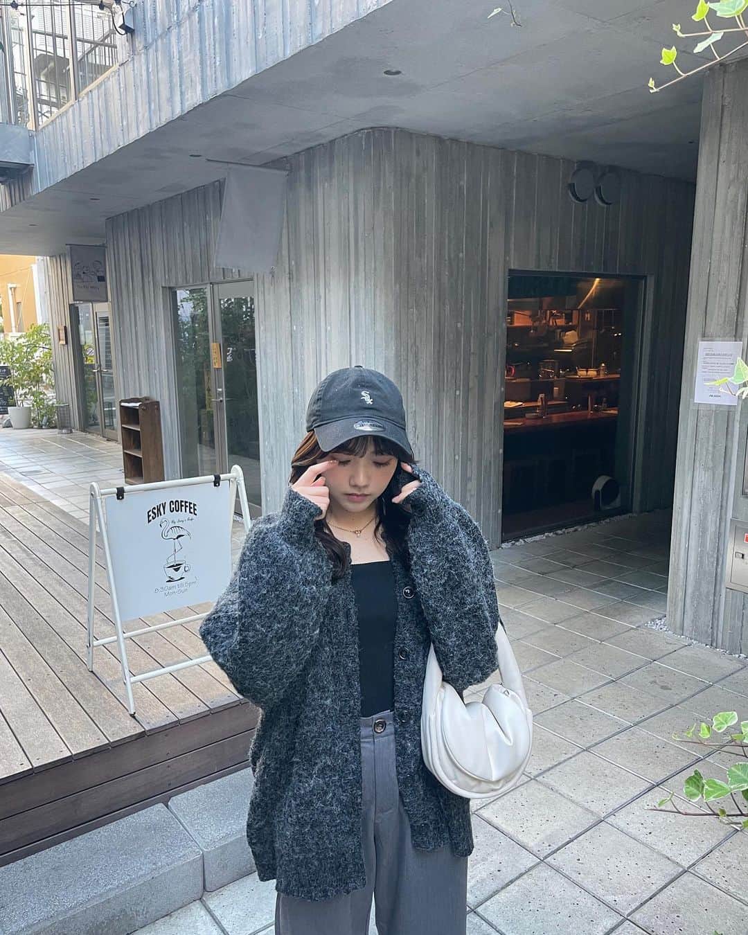 日向未来のインスタグラム：「.  今年の秋服はグレーばっかり📰♟ 結局シンプルがいちばん楽で着心地いいよね💭    #fyp #02 #秋 #秋服コーデ #モノトーン #シンプルコーデ  #カジュアルコーデ #ニットコーデ #カーディガンコーデ  #キャップコーデ #ニューエラ #カフェ巡り」