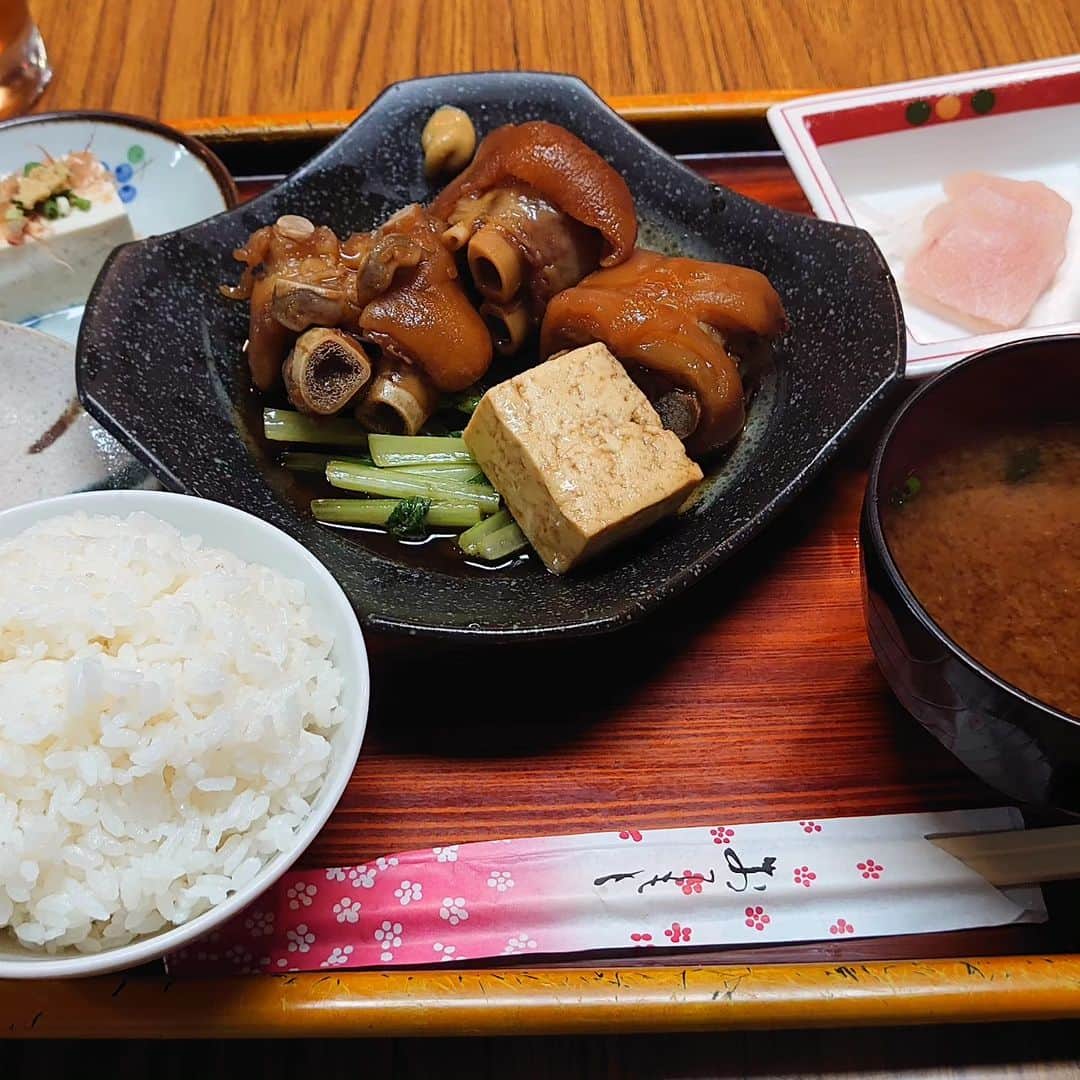 長塚全さんのインスタグラム写真 - (長塚全Instagram)「晩ごはんは、なかや食堂で、てびち定食(ご飯大盛り)。てびち好き🐷」10月29日 21時07分 - zen_nagatsuka