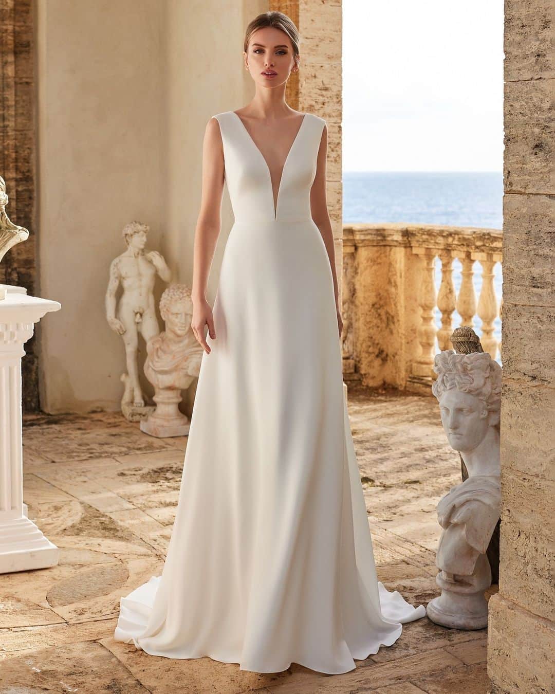 Pronoviasさんのインスタグラム写真 - (PronoviasInstagram)「Less fuss and more focus on you 💛 Simplicity at its most stunning. Discover the #Olympia collection in stores.  1- Nusa 2- Feme 3- Eiene  @marchesafashion @marchesabridal  #MarchesaForPronovias」10月29日 21時00分 - pronovias