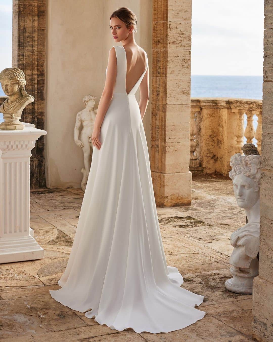 Pronoviasさんのインスタグラム写真 - (PronoviasInstagram)「Less fuss and more focus on you 💛 Simplicity at its most stunning. Discover the #Olympia collection in stores.  1- Nusa 2- Feme 3- Eiene  @marchesafashion @marchesabridal  #MarchesaForPronovias」10月29日 21時00分 - pronovias