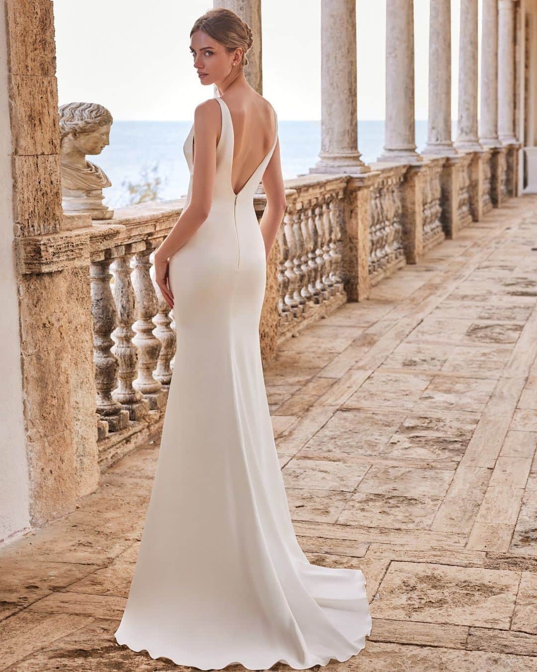 Pronoviasさんのインスタグラム写真 - (PronoviasInstagram)「Less fuss and more focus on you 💛 Simplicity at its most stunning. Discover the #Olympia collection in stores.  1- Nusa 2- Feme 3- Eiene  @marchesafashion @marchesabridal  #MarchesaForPronovias」10月29日 21時00分 - pronovias