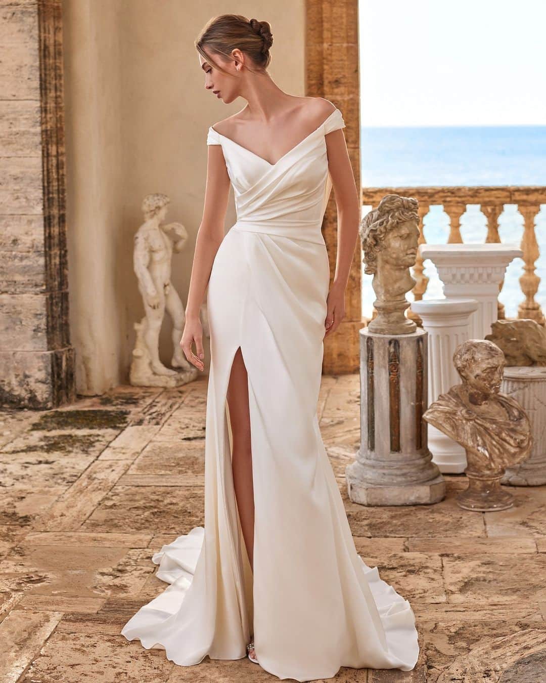 Pronoviasさんのインスタグラム写真 - (PronoviasInstagram)「Less fuss and more focus on you 💛 Simplicity at its most stunning. Discover the #Olympia collection in stores.  1- Nusa 2- Feme 3- Eiene  @marchesafashion @marchesabridal  #MarchesaForPronovias」10月29日 21時00分 - pronovias