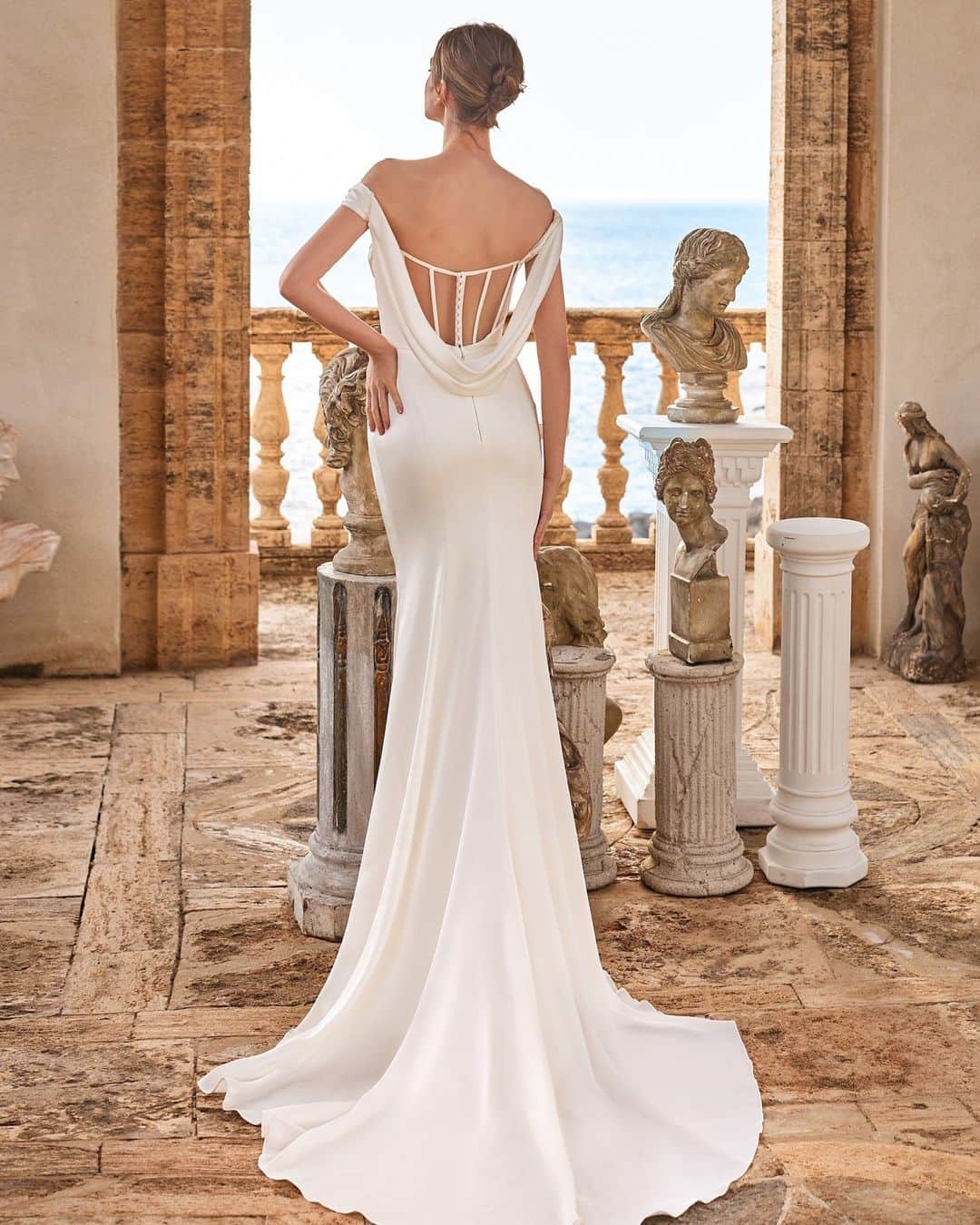Pronoviasさんのインスタグラム写真 - (PronoviasInstagram)「Less fuss and more focus on you 💛 Simplicity at its most stunning. Discover the #Olympia collection in stores.  1- Nusa 2- Feme 3- Eiene  @marchesafashion @marchesabridal  #MarchesaForPronovias」10月29日 21時00分 - pronovias