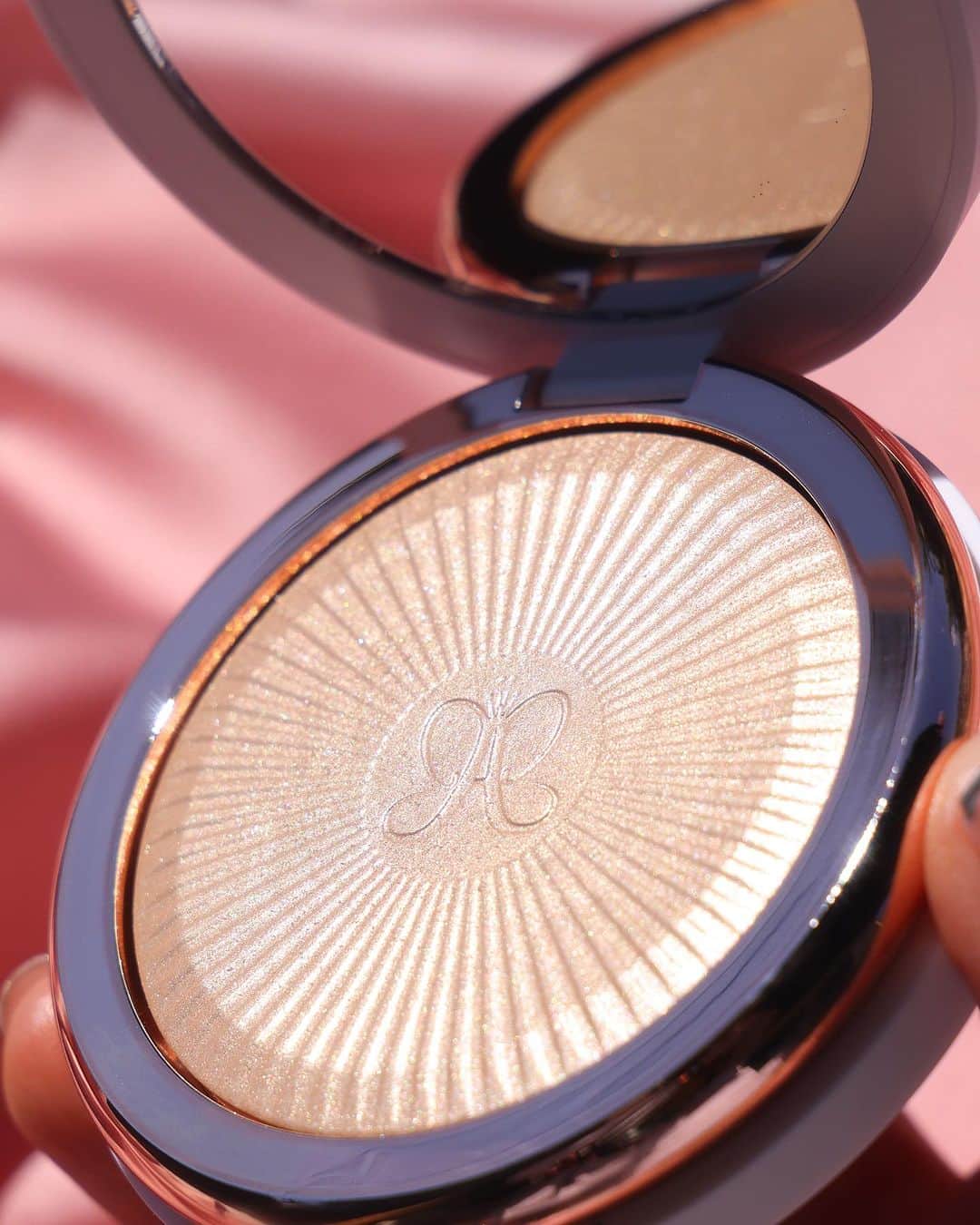 Anastasia Beverly Hillsのインスタグラム：「Shimmer and shine this holiday season with NEW Glow Seeker Highlighter, now available @ultabeauty 💫😍  📸: @maquillageitup (she/her)  #AnastasiaBeverlyHills #ultabeauty」
