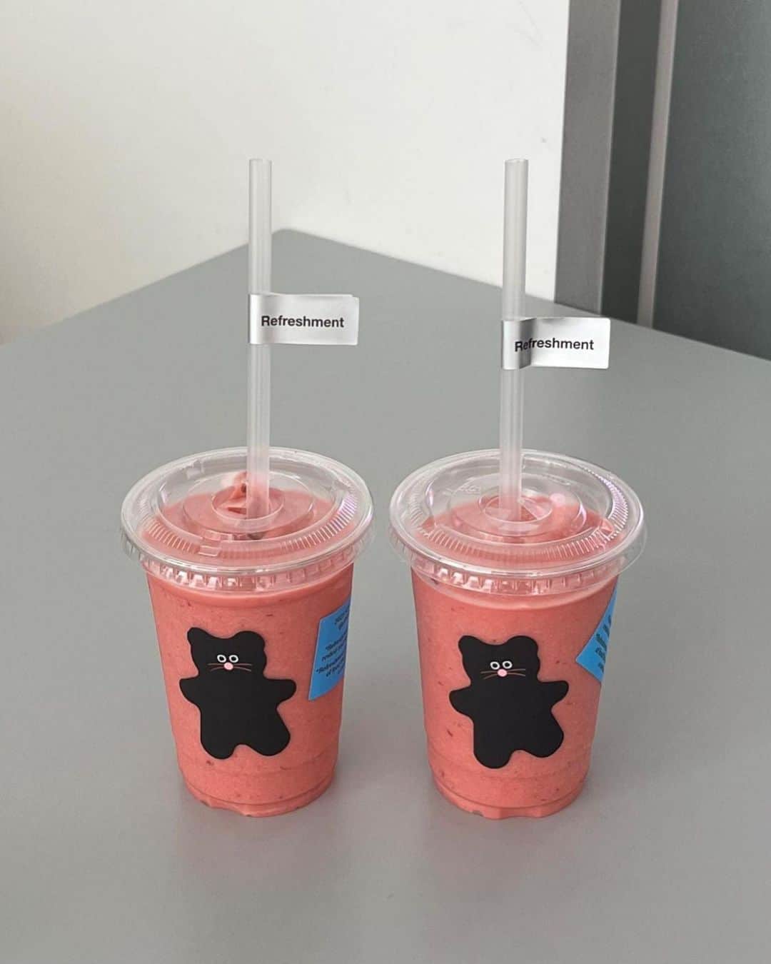岡元優香のインスタグラム：「.  @mo.nam.hee のpopupで ユジンちゃんがグッズを🤍🤍 またpopupの購入品投稿します🐻  クッキーも🍪🍪🍪  いつも感謝😭😭  #monamhee」