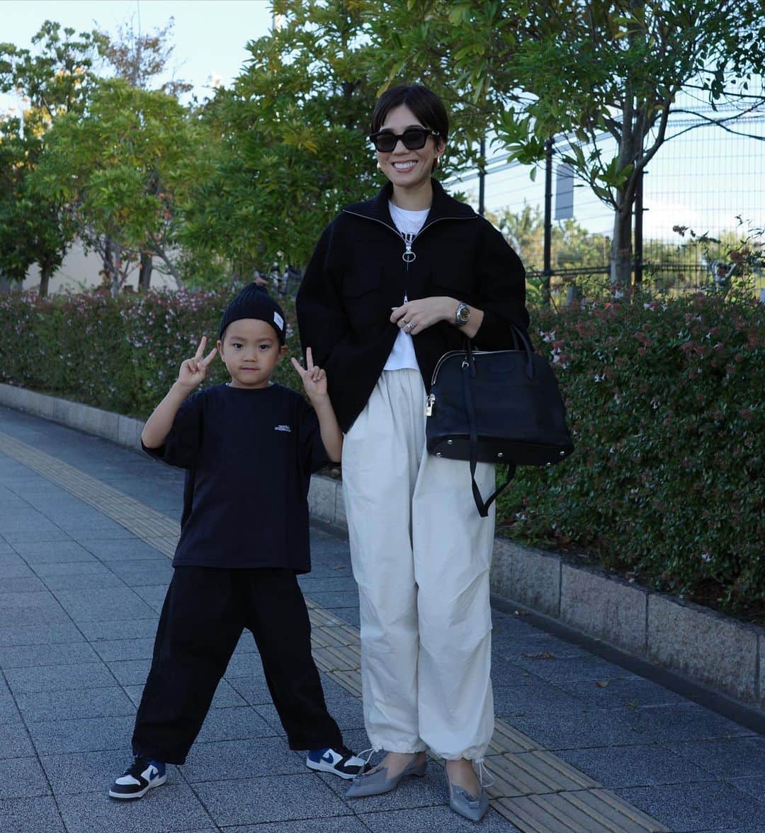 正中雅子さんのインスタグラム写真 - (正中雅子Instagram)「ひさしぶりに息子と👦🏽🫶  今日は朝から娘のダンスのリハ&本番で家族みんなで観に行きました✨  私はお気に入りのニットブルゾンを羽織ってご機嫌でした🤤🖤  Wジップで開け方で雰囲気が変わるし、かっこよさもあり 温かく羽織れておすすめです！  こちらもFAIRで入荷します！  最後の写真はノベルティミニトート♡ サクッと家出る時に財布と鍵だけ入れてよく使ってる🫶  よくご質問頂く娘の服も🏷️付けておきます🙏  #MACHATT #masaco服」10月29日 21時01分 - masacoshonaka